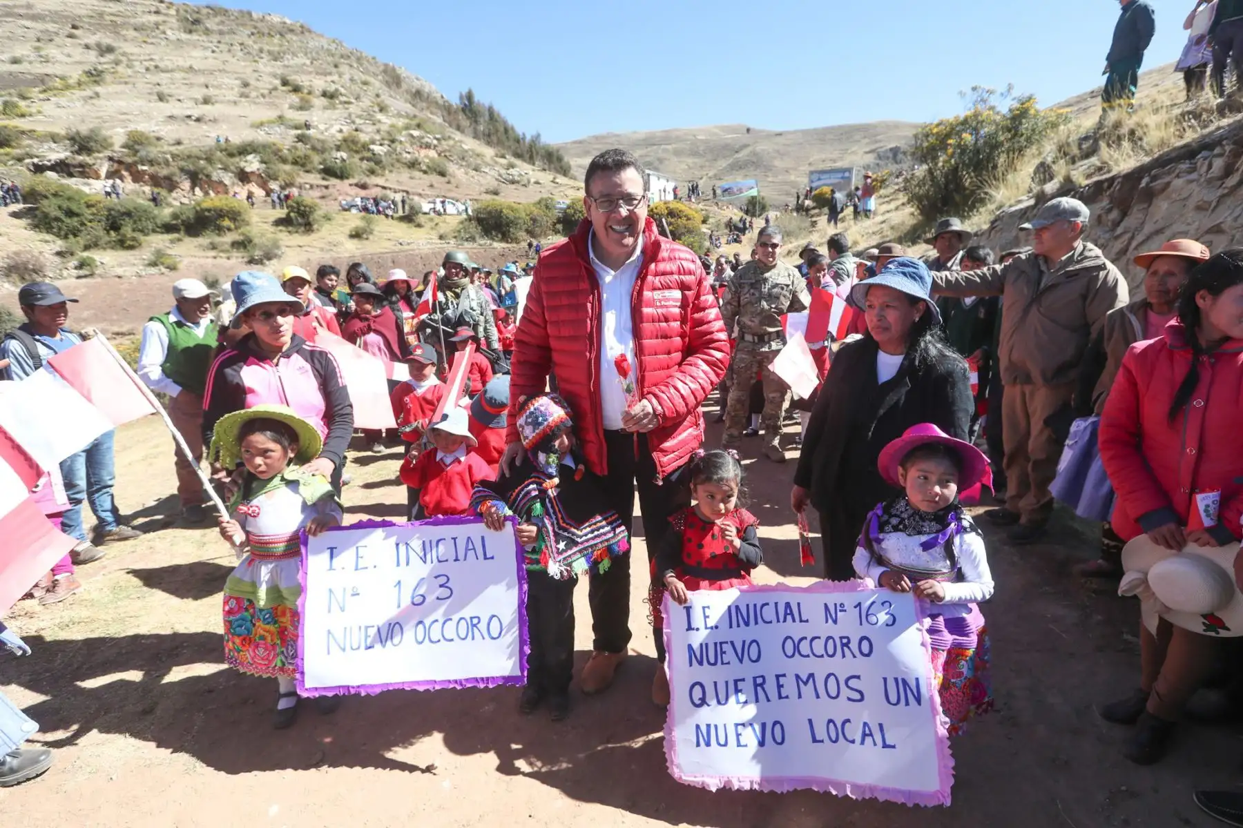 Ministro de Defensa,José Huerta Torres supervisa entrega de ayuda humanitaria que forma parte de las 26 toneladas distribuidas en todo  Huancavelica. Foto: ANDINA/Mindef