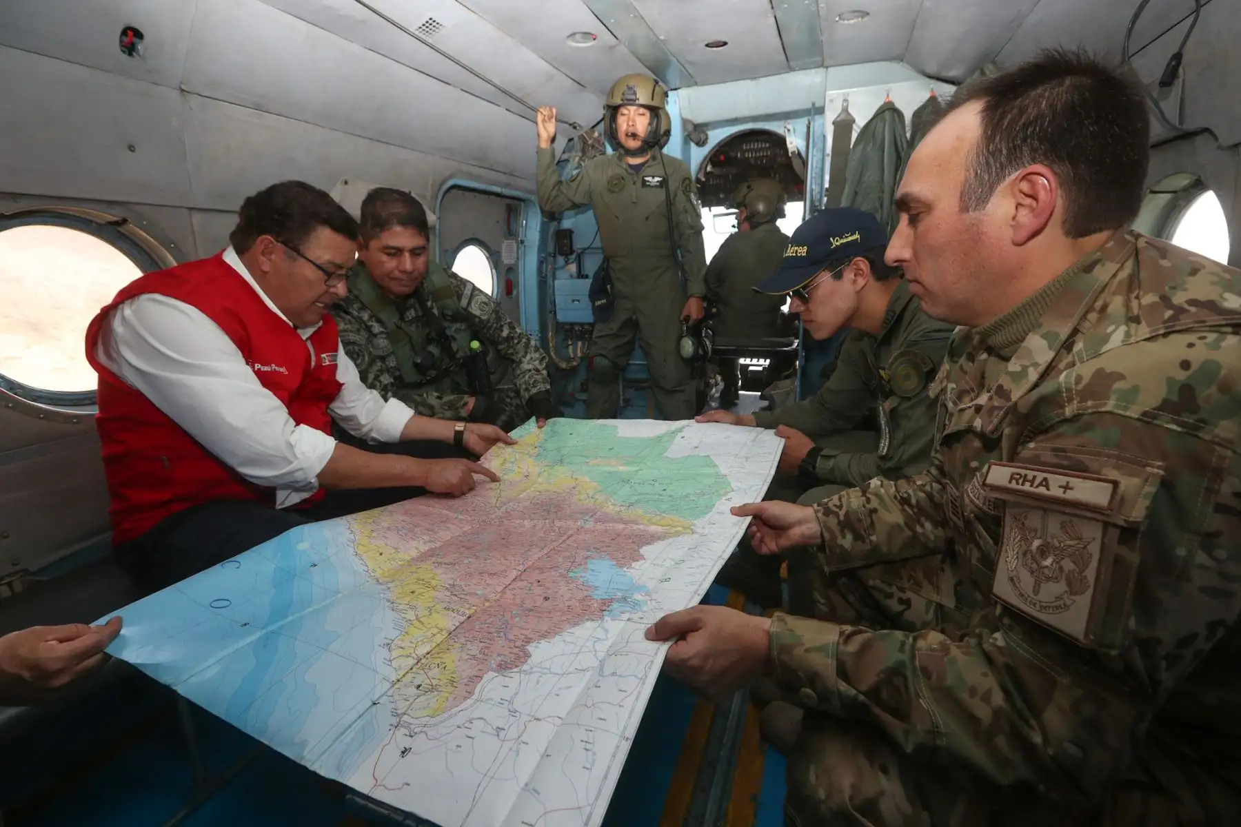 Ministro de Defensa,José Huerta Torres supervisa entrega de ayuda humanitaria que forma parte de las 26 toneladas distribuidas en todo  Huancavelica. Foto: ANDINA/Mindef