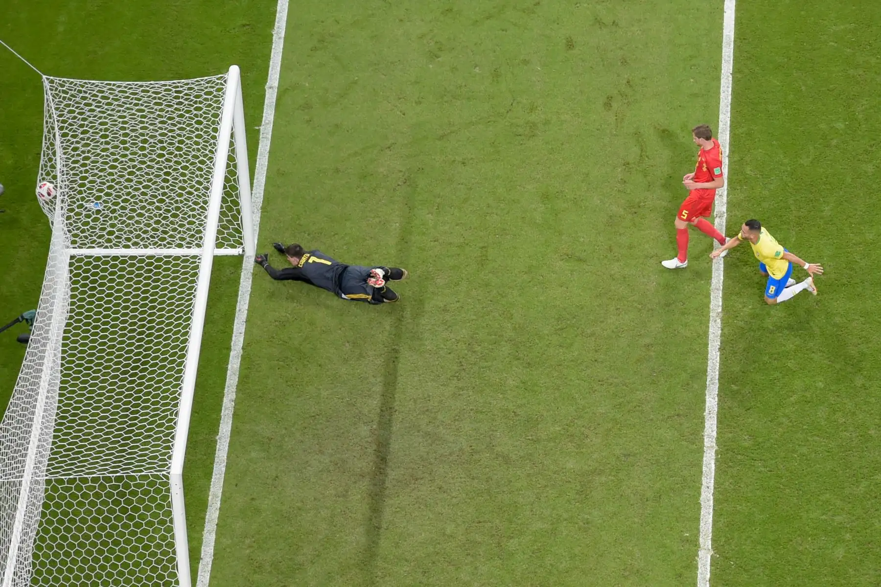 El centrocampista brasileño Renato Augusto (R) encabeza el balón para anotar al portero belga Thibaut Courtois (L) durante el partido de cuartos de final de la Copa Mundial de Rusia 2018 entre Brasil y Bélgica en el Kazan Arena en Kazán el 6 de julio de 2018. / AFP
