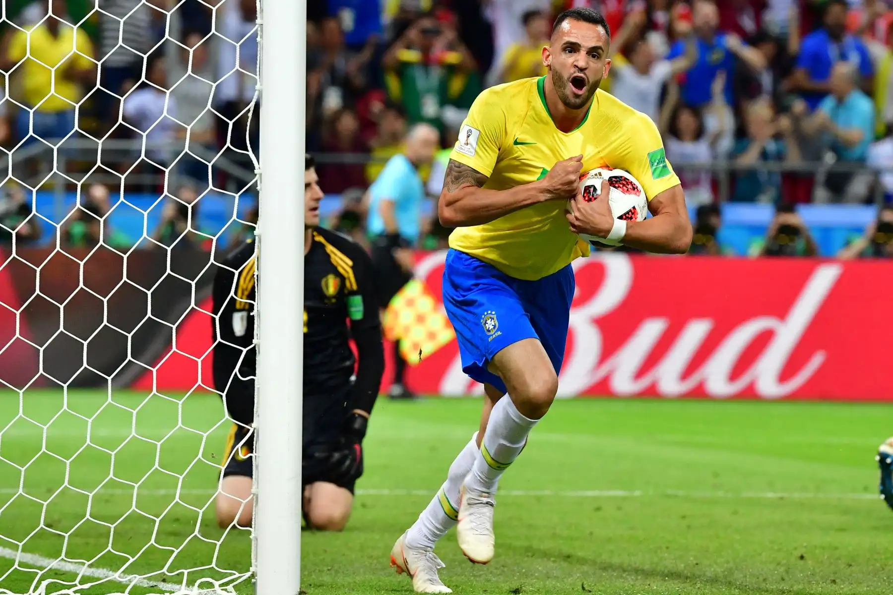 El centrocampista brasileño Renato Augusto reacciona después de anotar el primer gol de su equipo durante el partido de cuartos de final de la Copa Mundial Rusia 2018 entre Brasil y Bélgica en el Kazan Arena en Kazán el 6 de julio de 2018. / AFP
