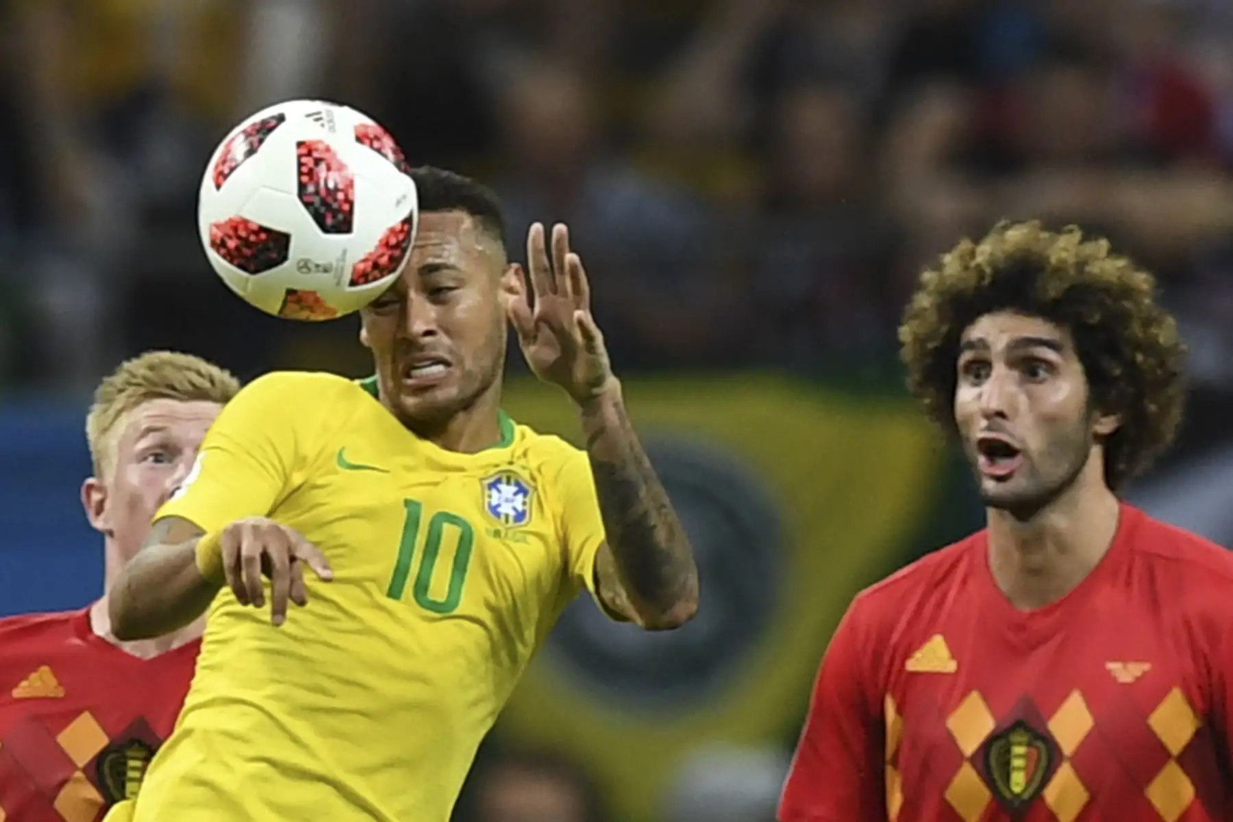 El delantero brasileño Neymar (L) encabeza la pelota durante el partido de cuartos de final de la Copa del Mundo Rusia 2018 entre Brasil y Bélgica en el Kazan Arena en Kazán el 6 de julio de 2018. / AFP
