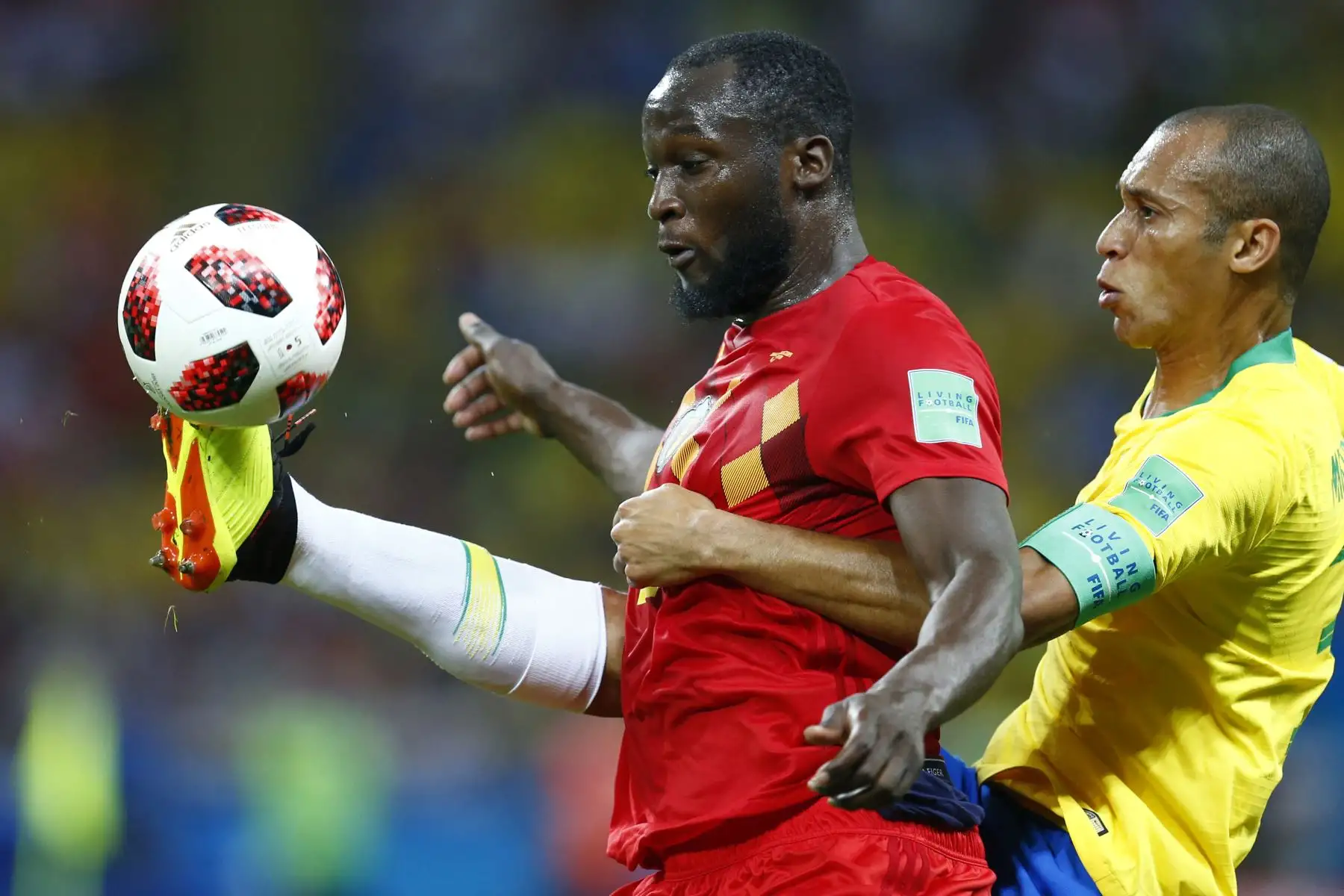 El delantero belga Romelu Lukaku (L) compite con el defensor brasileño Miranda durante el partido de cuartos de final de la Copa del Mundo Rusia 2018 entre Brasil y Bélgica en el Kazan Arena en Kazán el 6 de julio de 2018. / AFP