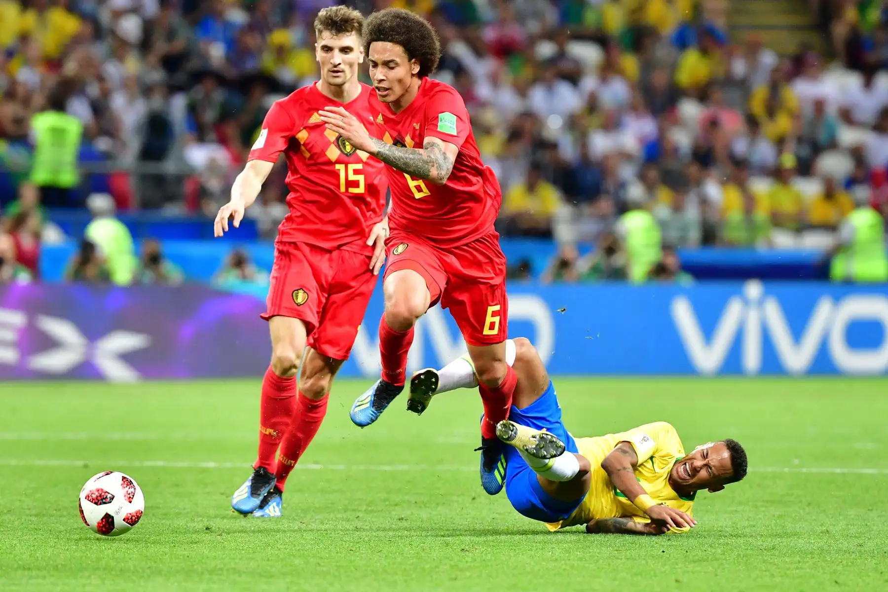 El delantero brasileño Neymar (R) junto al centrocampista belga Axel Witsel (C) durante el partido de cuartos de final de la Copa del Mundo Rusia 2018 entre Brasil y Bélgica en el Kazan Arena en Kazán el 6 de julio de 2018. / AFP