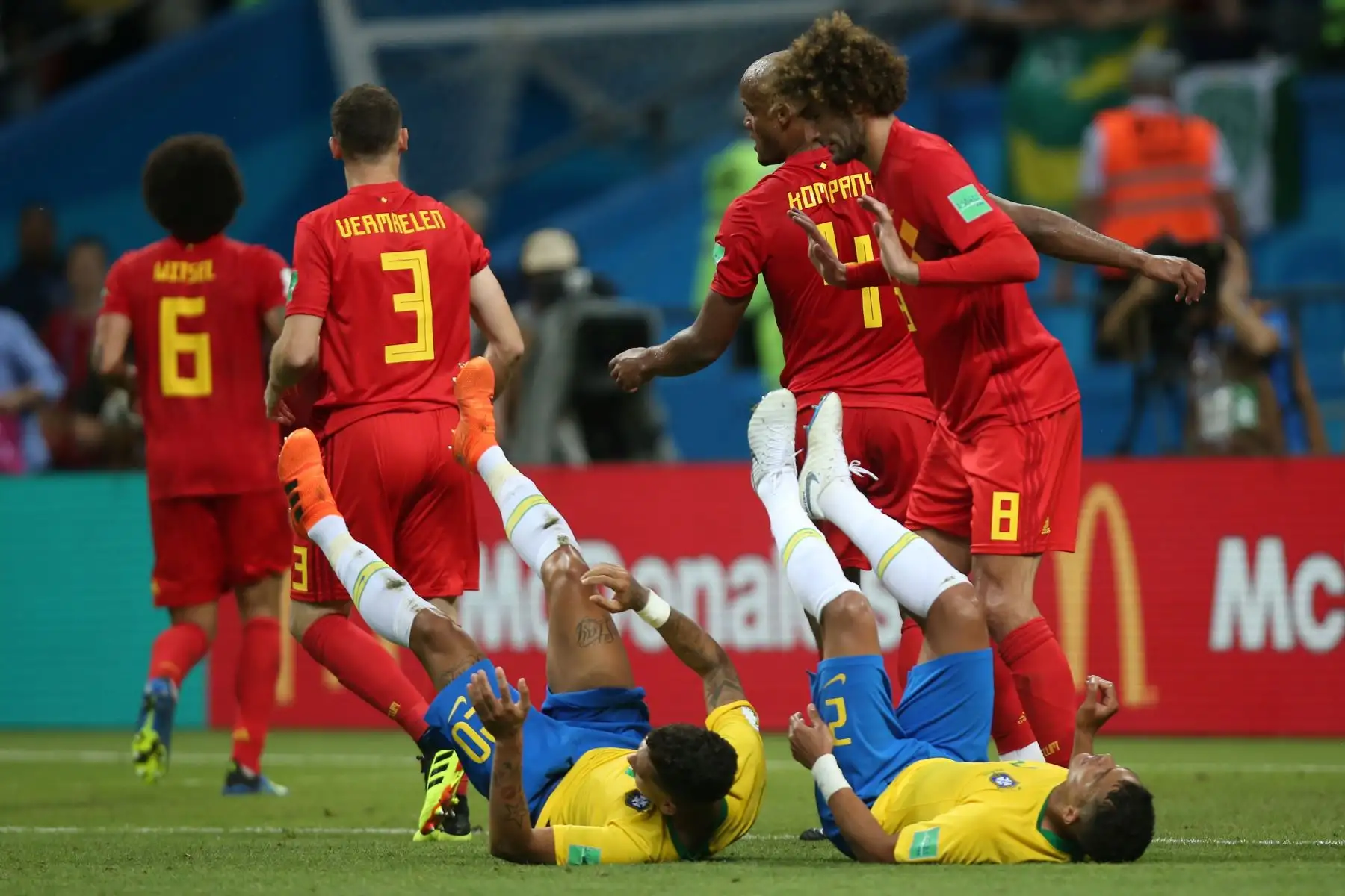 El alero brasileño Roberto Firmino (L) y el defensor brasileño Thiago Silva se encuentran en el terreno de juego durante el partido de cuartos de final de la Copa Mundial Rusia 2018 entre Brasil y Bélgica en el Kazan Arena en Kazán el 6 de julio de 2018. / AFP