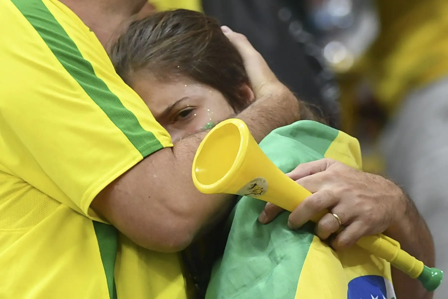 Un hincha de Brasil llora después de su derrota durante el partido de cuartos de final de la Copa Mundial de Rusia 2018 entre Brasil y Bélgica en el Kazan Arena en Kazán el 6 de julio de 2018.