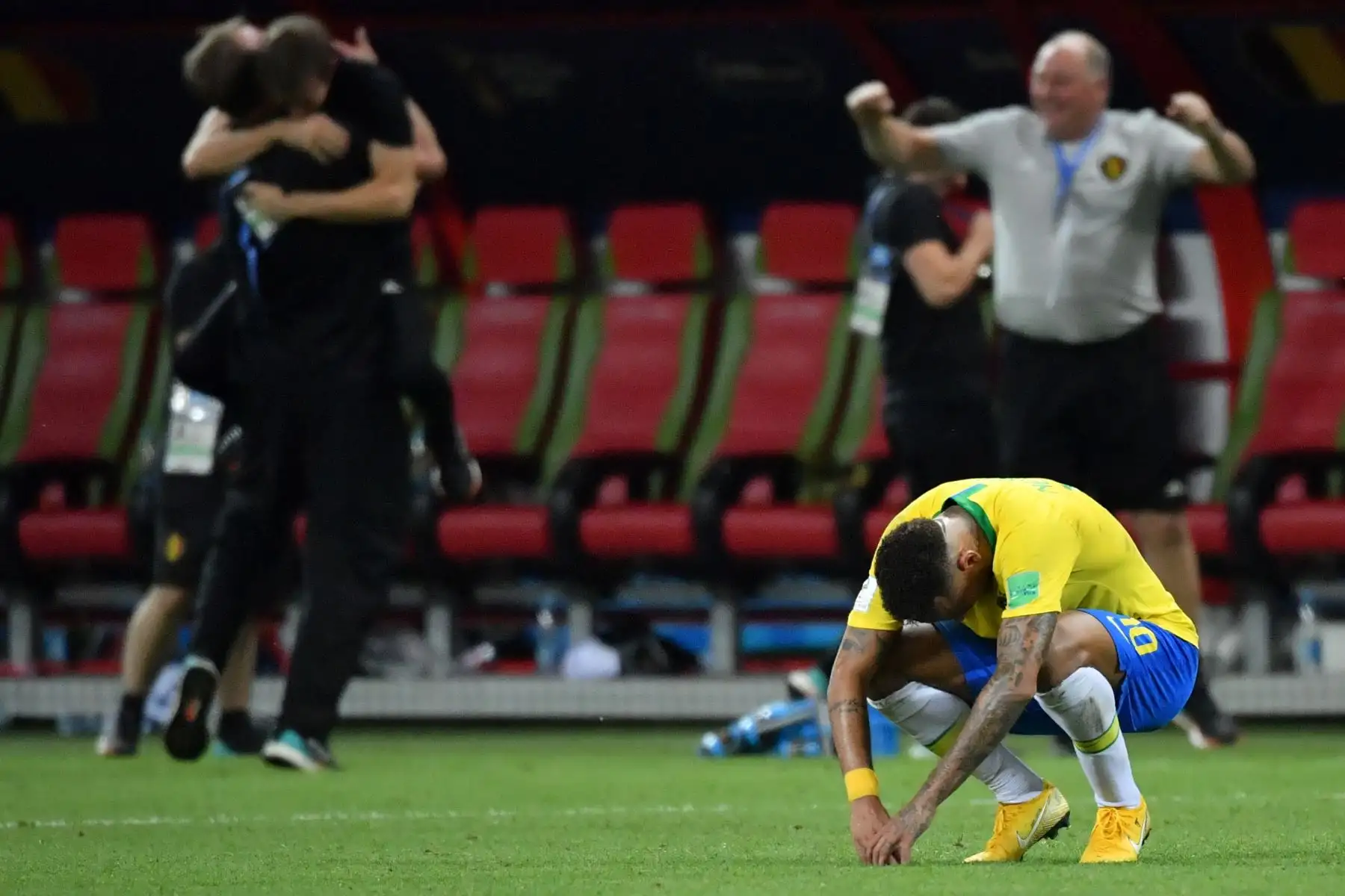 El alero Neymar de Brasil reacciona al final del partido de cuartos de final de la Copa del Mundo Rusia 2018 entre Brasil y Bélgica en el Kazan Arena en Kazán el 6 de julio de 2018. / AFP