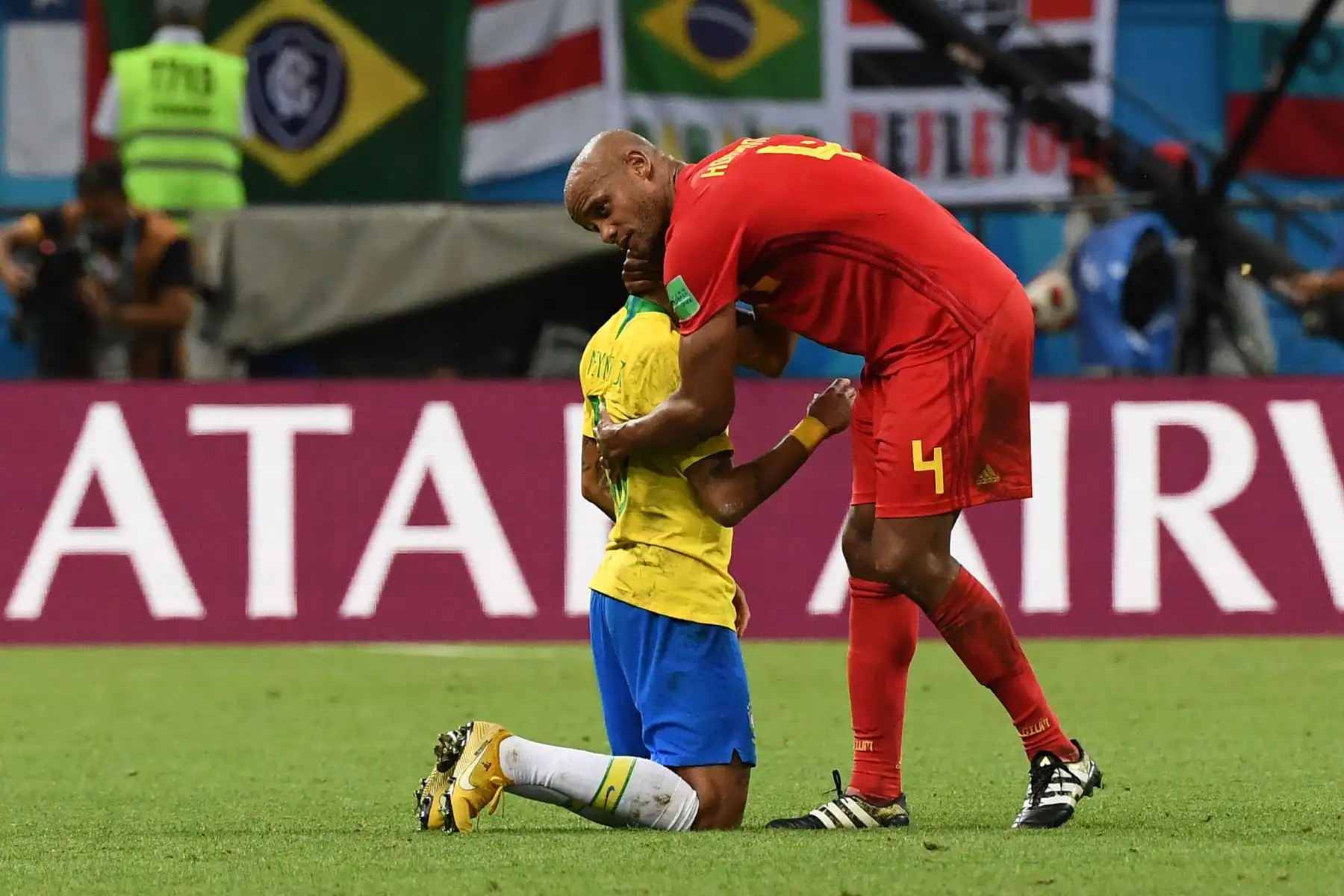 El delantero brasileño Neymar (L) es consolado por el defensa belga Vincent Kompany tras su derrota al final del partido de cuartos de final de la Copa Mundial de Rusia 2018 entre Brasil y Bélgica en el Kazan Arena en Kazán el 6 de julio de 2018.
Bélgica venció el viernes a los favoritos del Mundial Brasil 2-1 para establecer una semifinal contra Francia en San Petersburgo. / AFP