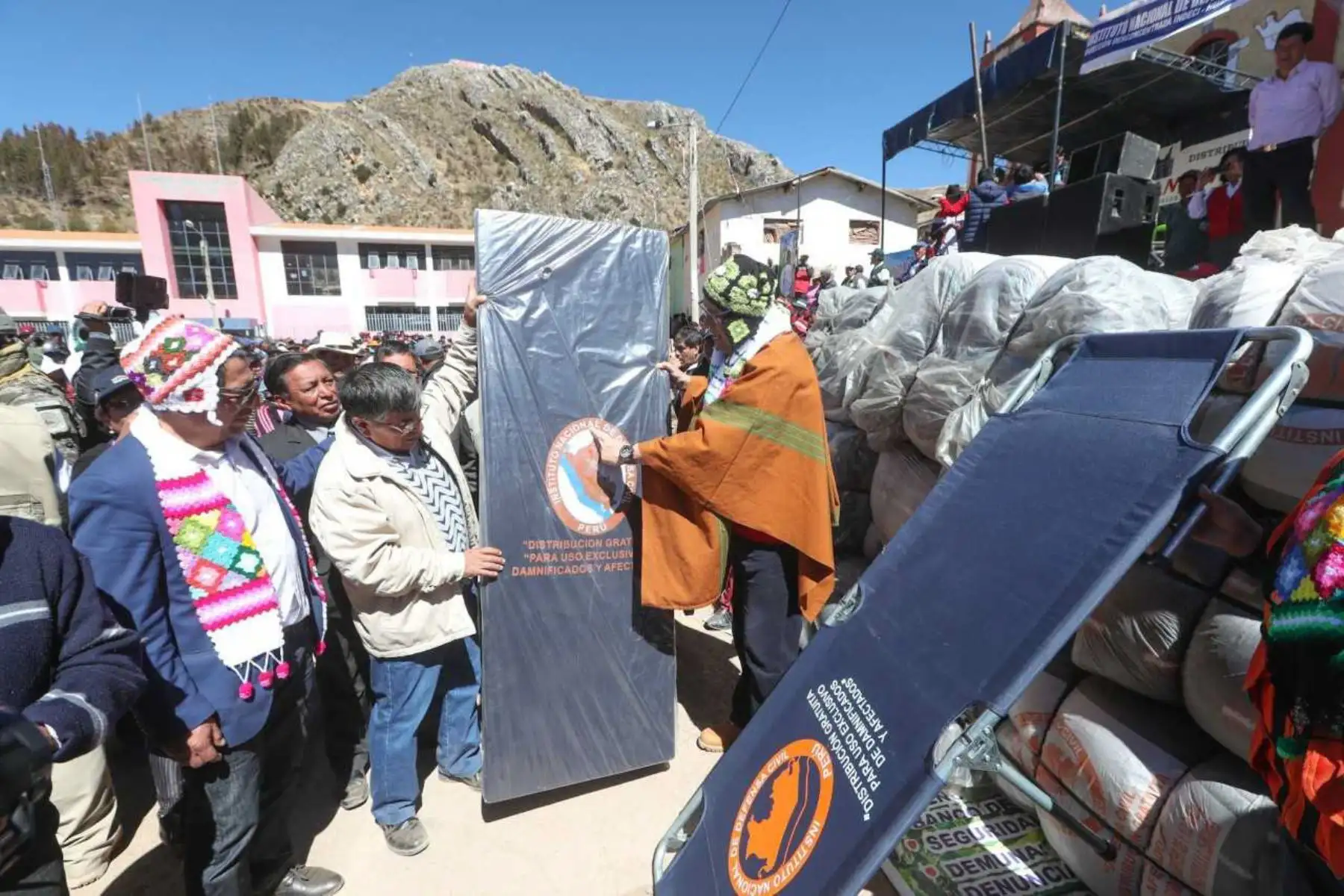 Un total de 1,324.79 toneladas de bienes de ayuda humanitaria es lo que Gobierno ha entregado a la fecha, a través del Instituto Nacional de Defensa Civil (Indeci), a las regiones afectadas por las bajas temperaturas, en el marco del Plan Multisectorial ante Heladas y Friaje 2018, informó el ministro de Defensa, José Huerta Torres, desde el distrito altoandino de Nuevo Occoro, en Huancavelica.