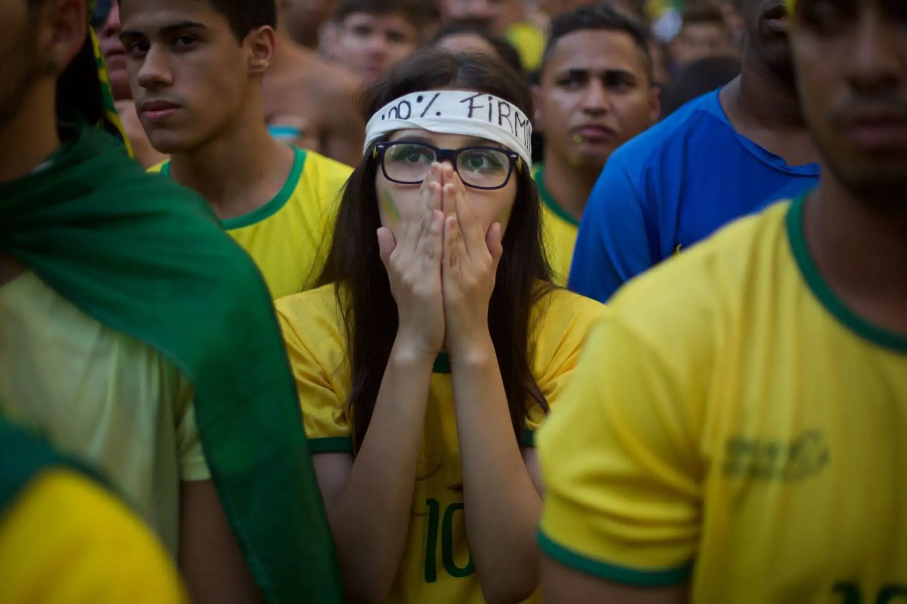 Un fanático de Brasil mira el partido de la Copa Mundial entre Brasil y Bélgica en una gran pantalla en la calle Alzira Brandao, en el norte de Río de Janeiro, Brasil, el 6 de julio de 2018. / AFP