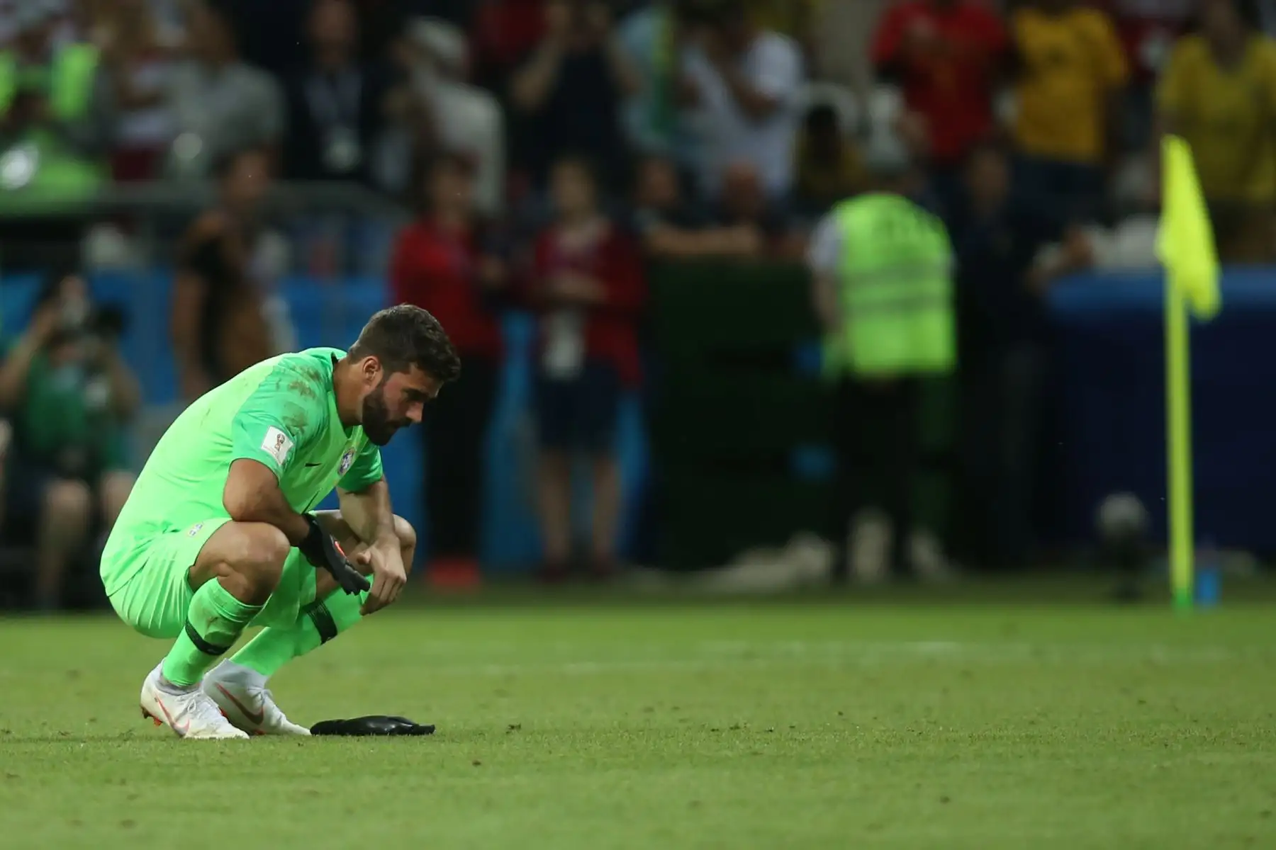 El portero brasileño Alisson reacciona al final del partido de fútbol de cuartos de final de la Copa Mundial Rusia 2018 entre Brasil y Bélgica en el Kazan Arena en Kazán el 6 de julio de 2018. / AFP