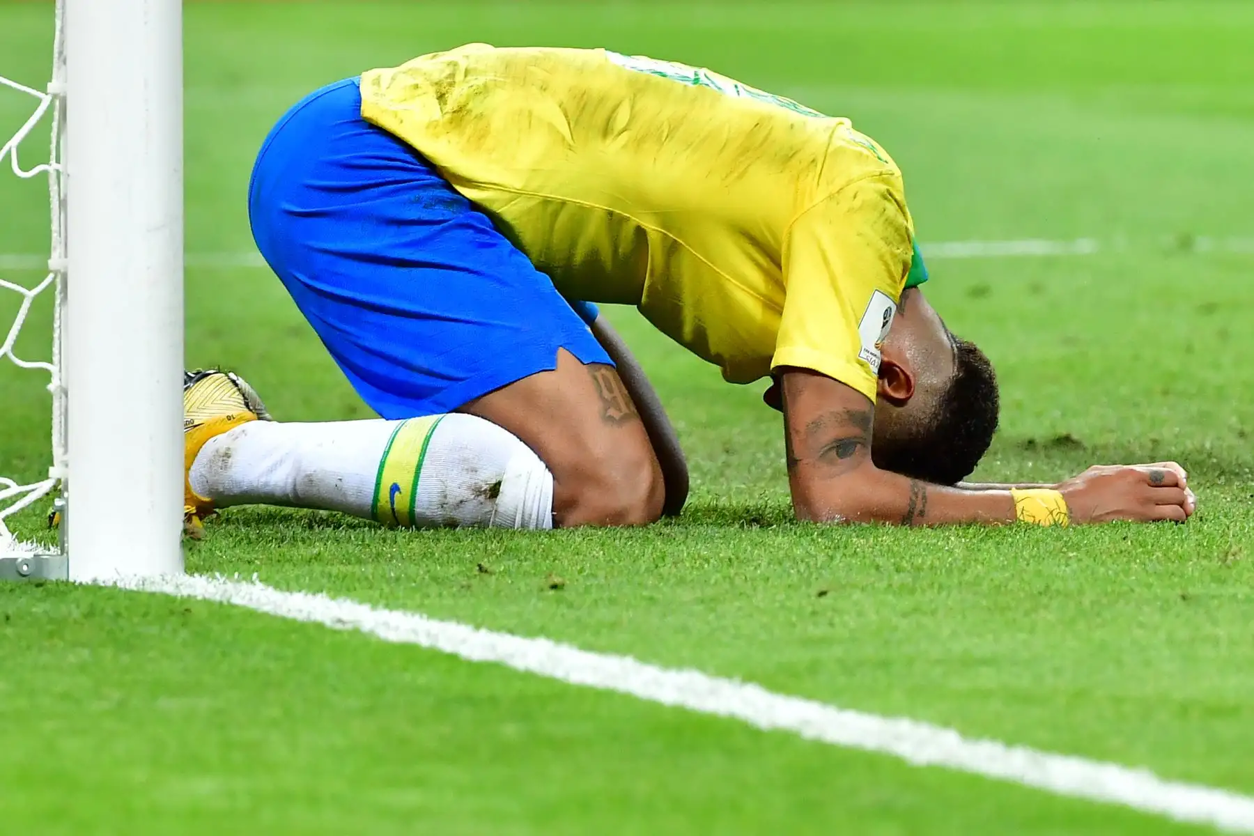 El alero Neymar de Brasil reacciona durante el partido de fútbol de cuartos de final de la Copa Mundial Rusia 2018 entre Brasil y Bélgica en el Kazan Arena en Kazán el 6 de julio de 2018. / AFP