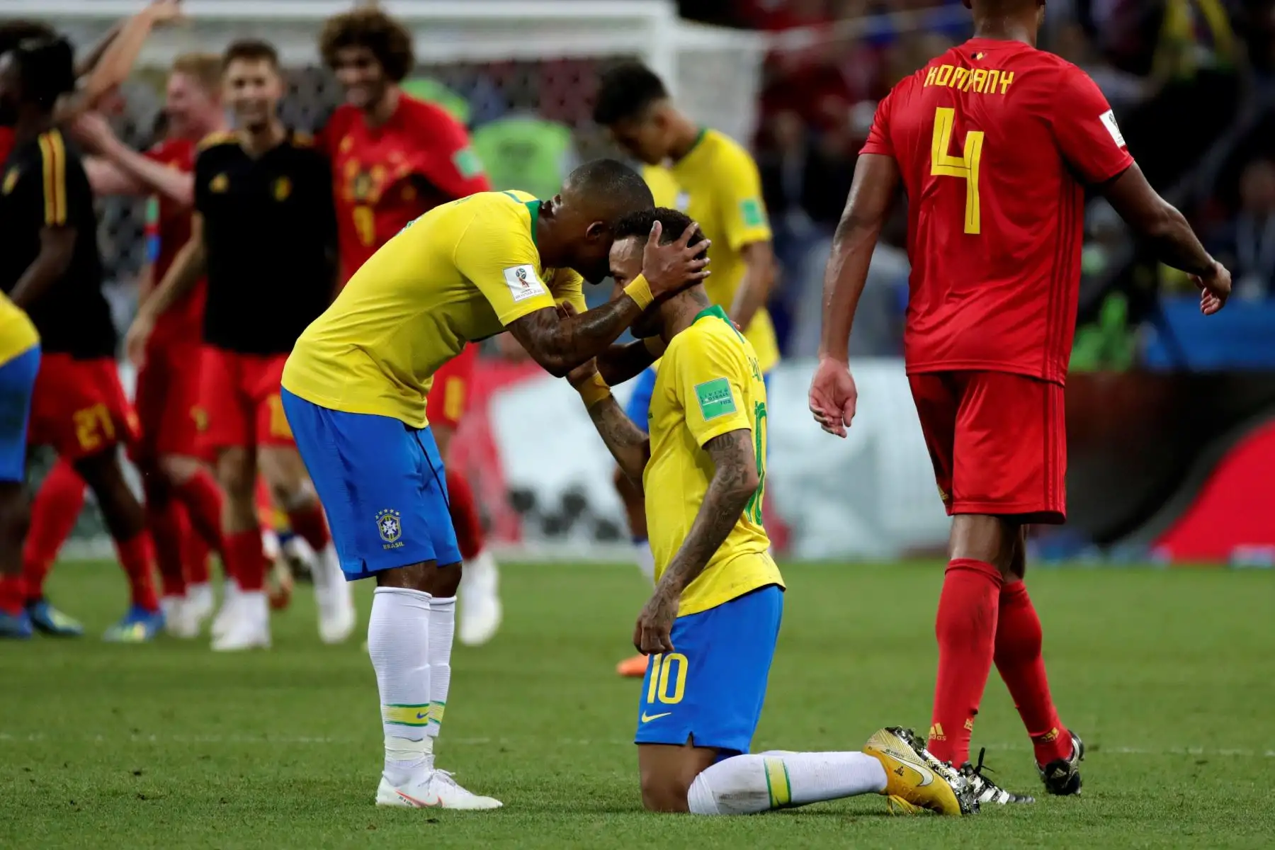 El delantero brasileño Douglas Costa (i) y el delantero brasileño Neymar (c) tras el partido Brasil-Bélgica, de cuartos de final del Mundial de Fútbol de Rusia 2018, en el Kazán Arena de Kazán, Rusia, hoy 6 de julio de 2018. EFE