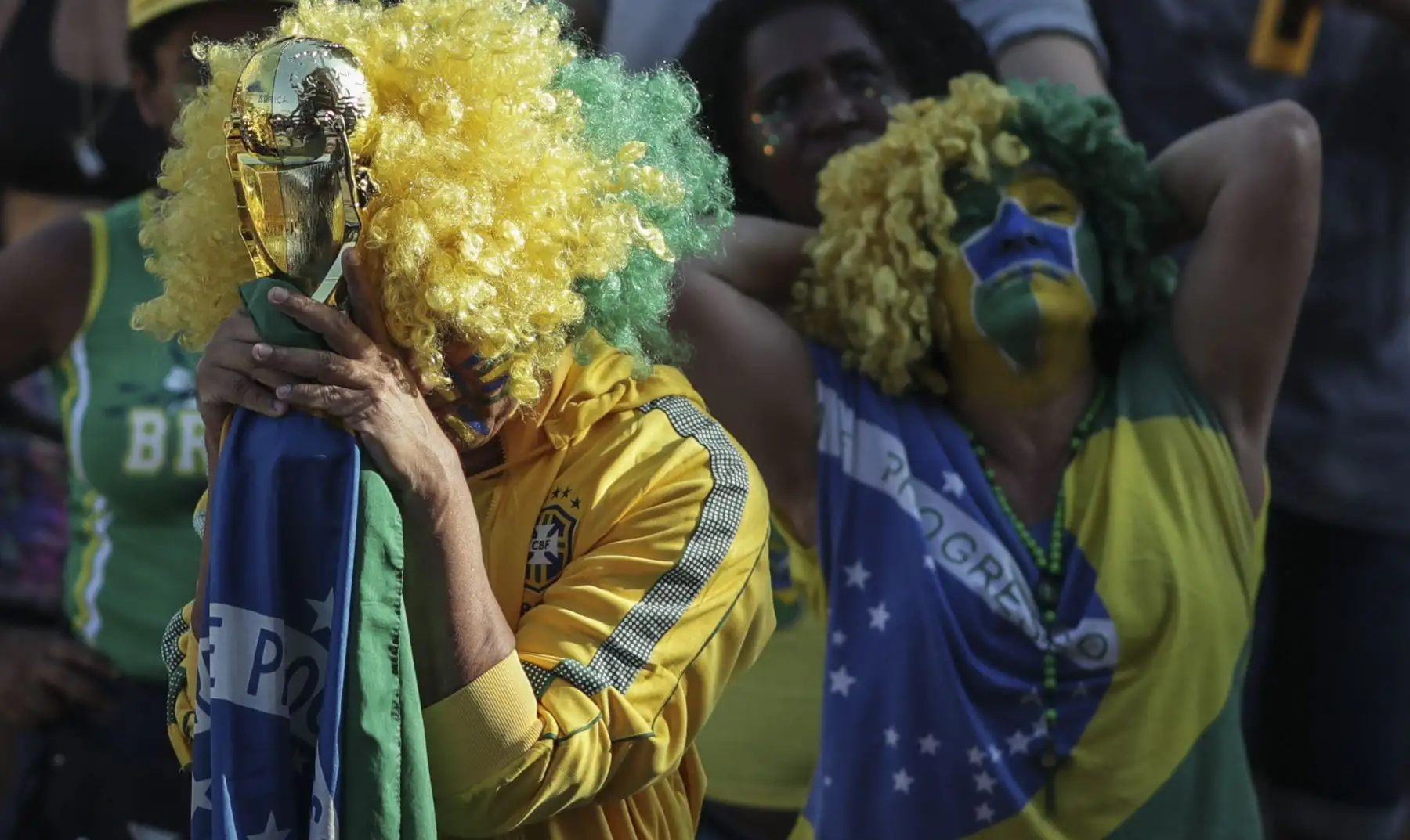 Aficionados brasileños asiste a la transmisión del partido entre Brasil y Bélgica en los cuartos de final del Mundial de Rusia 2018 hoy, viernes 6 de julio de 2018, en el Pier Mauá, en la ciudad de Río de Janeiro (Brasil). EF