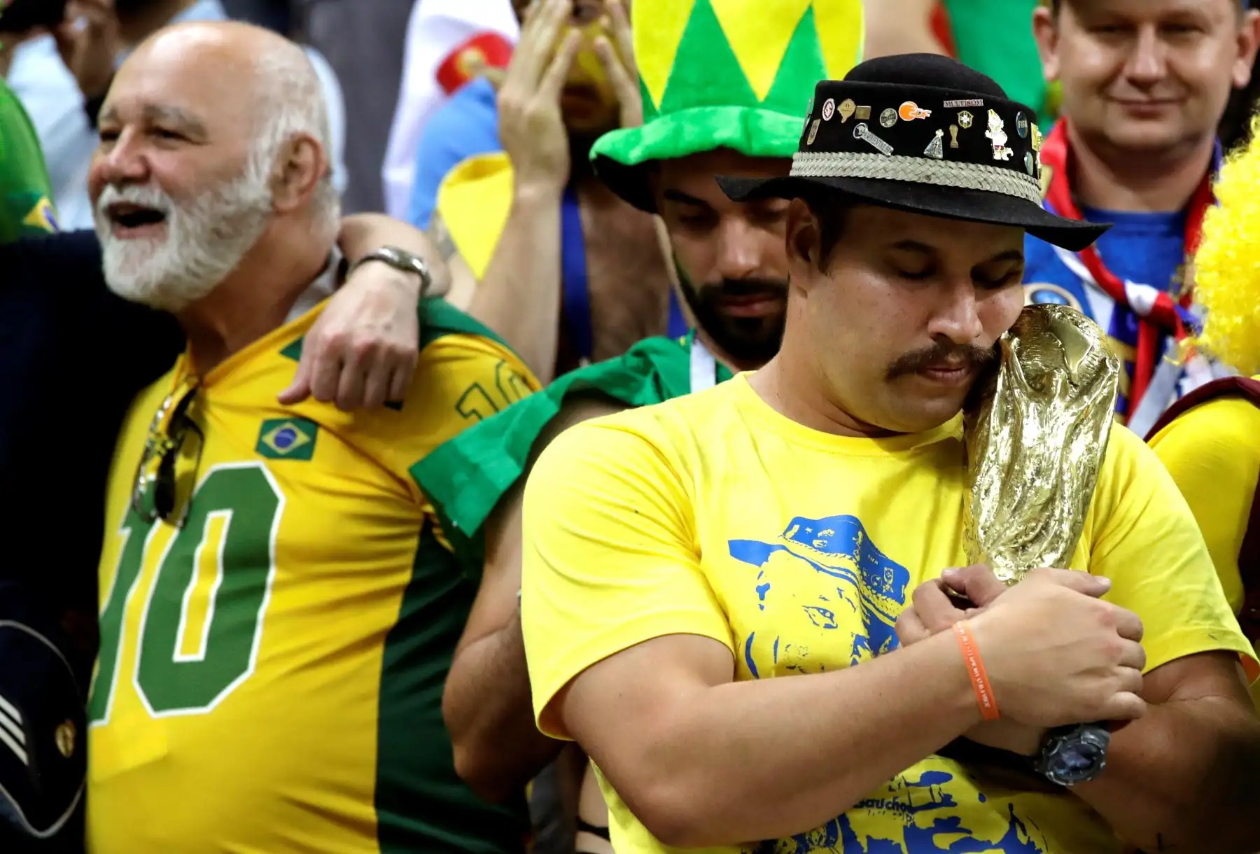 Aficionados brasileños reaccionan tras el partido Brasil-Bélgica, de cuartos de final del Mundial de Fútbol de Rusia 2018, en el Kazán Arena de Kazán, Rusia, hoy 6 de julio de 2018. EFE