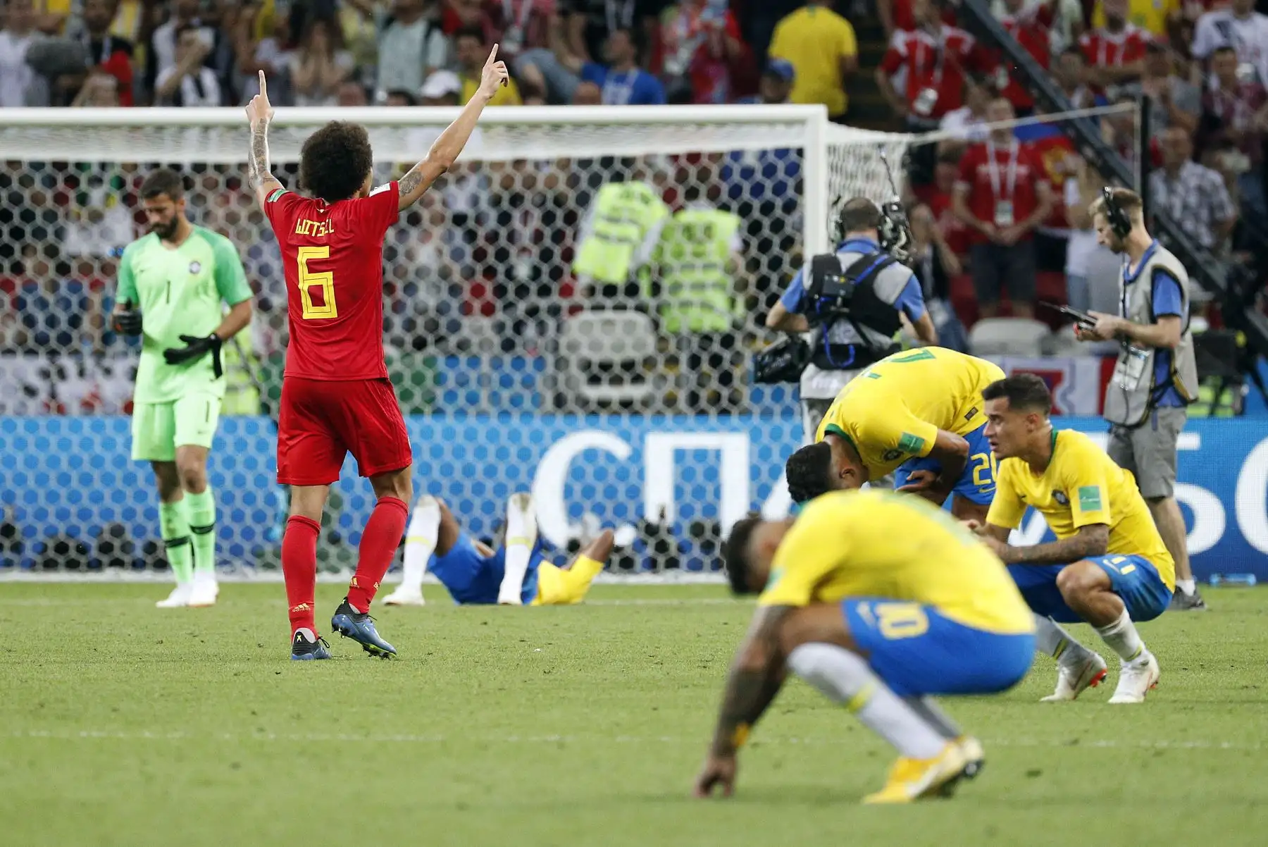 Axel Witsel de Bélgica (2L) reacciona después del partido de fútbol de cuartos de final de la Copa Mundial de la FIFA 2018 entre Brasil y Bélgica en Kazán, Rusia, 06 de julio de 2018. EFE