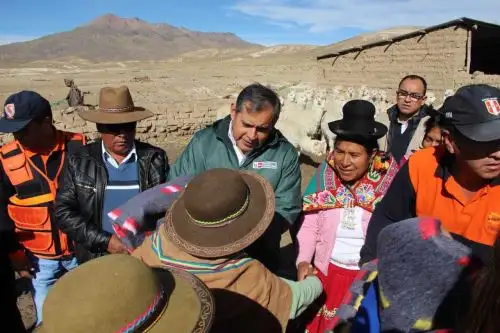 En el marco de las acciones por la declaratoria de emergencia por las heladas, el ministro de Agricultura y Riego, Gustavo Mostajo, supervisó hoy la entrega de ayuda a las comunidades de San Juan de Tarucani, en la región Arequipa, para enfrentar la emergencia por las bajas temperaturas.