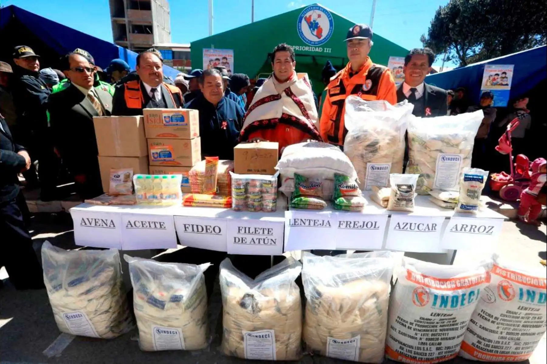 En el marco de su segunda visita de trabajo a los distritos de la región Junín declarados en emergencia ante la temporada de heladas, el ministro de Justicia y Derechos Humanos, Salvador Heresi, supervisó hoy la entrega de ayuda humanitaria y alimentos para los pobladores de esa jurisdicción.