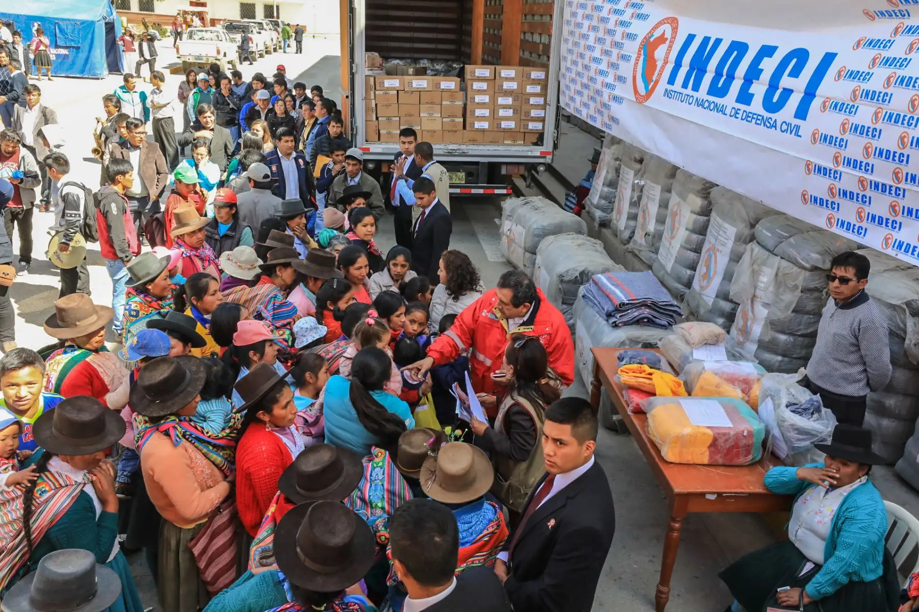 El Instituto Nacional de Defensa Civil entregó 467 toneladas de ayuda humanitaria a las autoridades regionales de las zonas afectadas..Foto: ANDINA/Prensa Presidencia