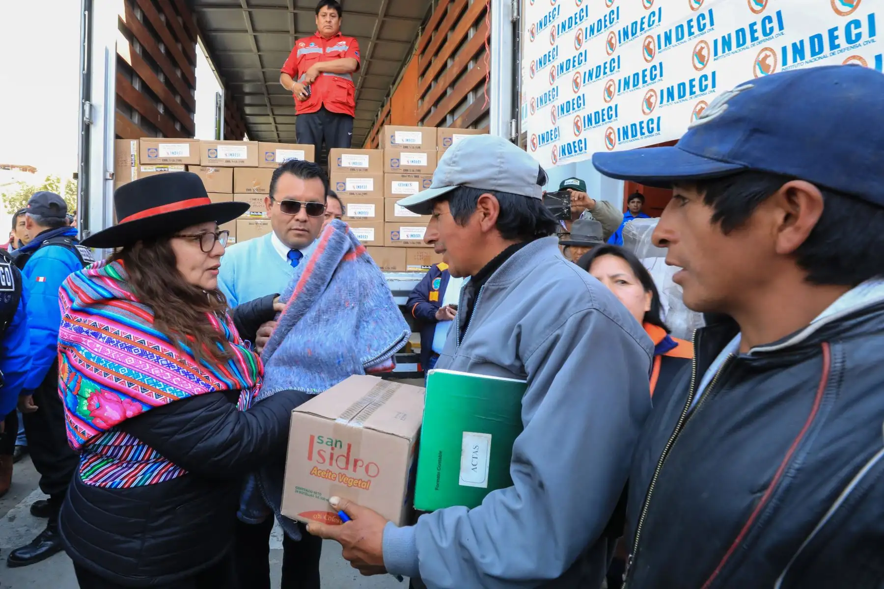 Ministra de La Mujer Ana Maria Mendieta llevo ayuda humanitaria a región afectada por las heladas.Foto: ANDINA/Prensa Presidencia