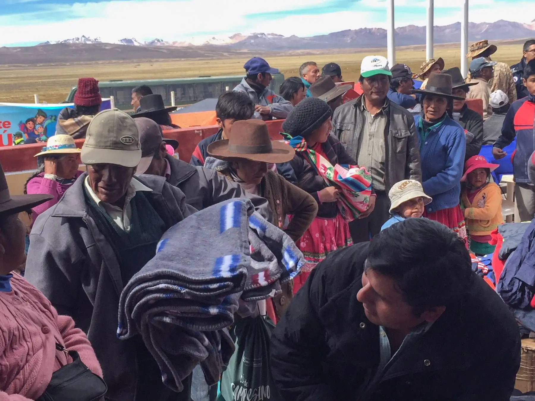 Para la atención a las poblaciones afectadas por las bajas temperaturas en total se entregaron a las regiones 1,324.79 toneladas de ayuda humanitaria entre bienes (casacas, frazadas y herramientas) y alimentos.Foto: ANDINA/Prensa Presidencia