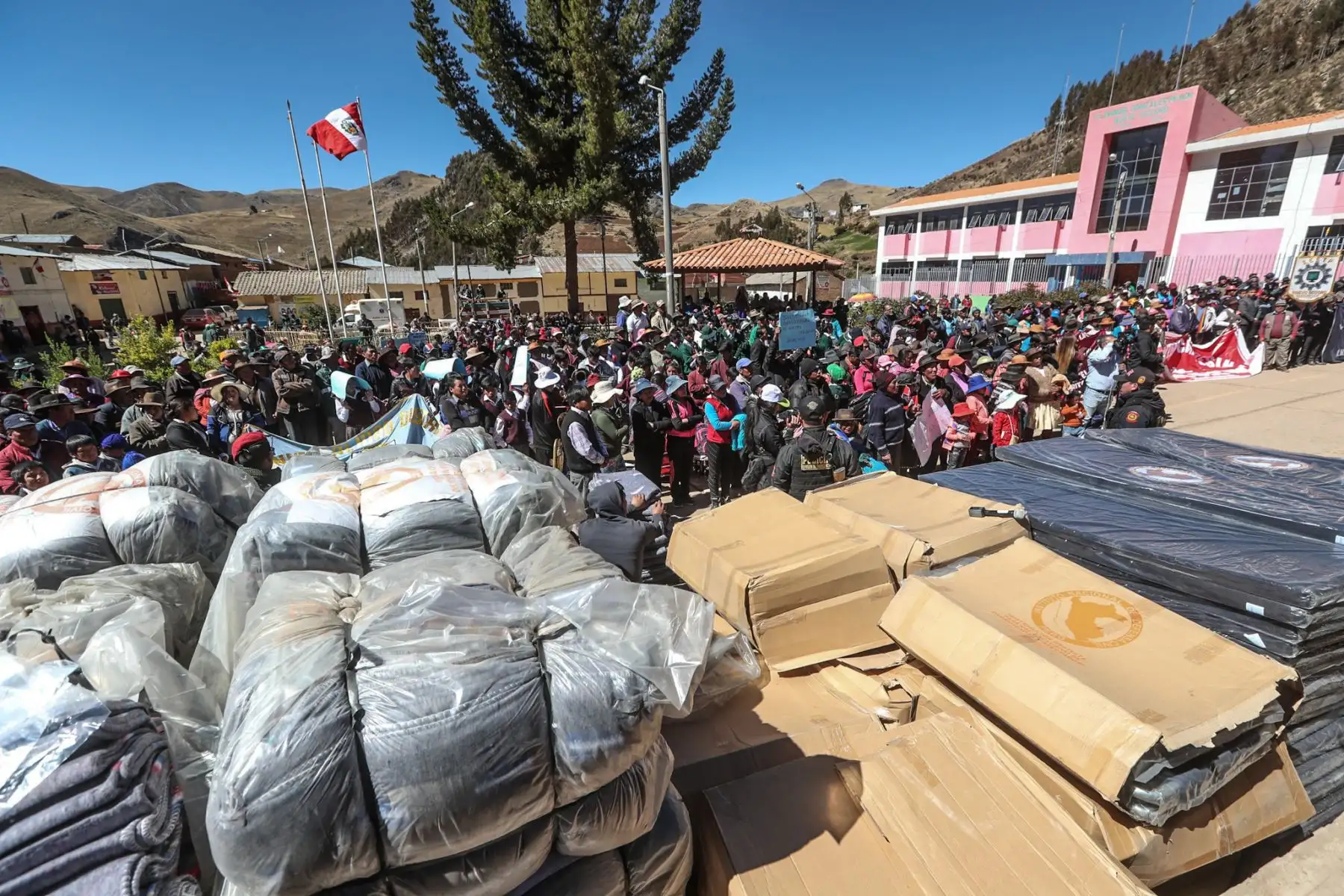 Para la atención a las poblaciones afectadas por las bajas temperaturas en total se entregaron a las regiones 1,324.79 toneladas de ayuda humanitaria entre bienes (casacas, frazadas y herramientas) y alimentos.Foto: ANDINA/Prensa Presidencia