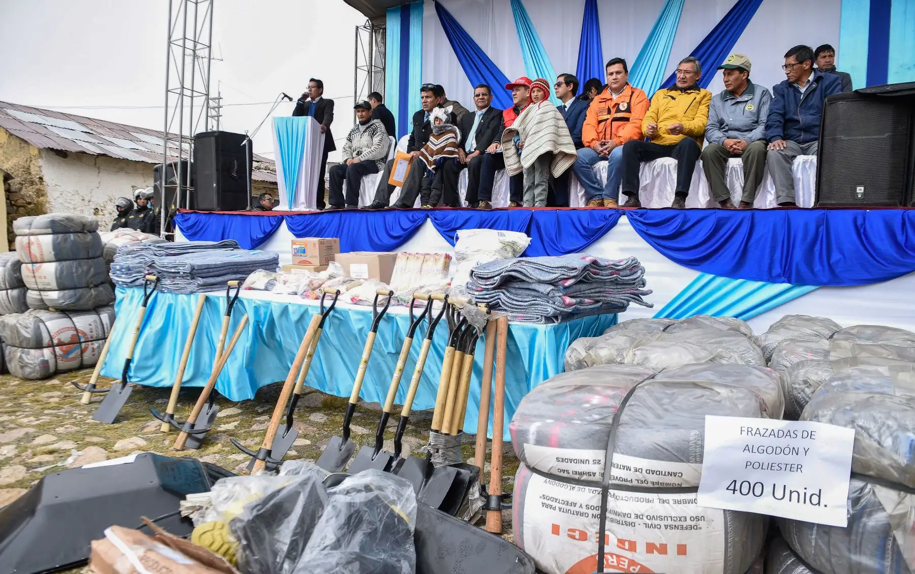 Para la atención a las poblaciones afectadas por las bajas temperaturas en total se entregaron a las regiones 1,324.79 toneladas de ayuda humanitaria entre bienes (casacas, frazadas y herramientas) y alimentos.Foto: ANDINA/Prensa Presidencia