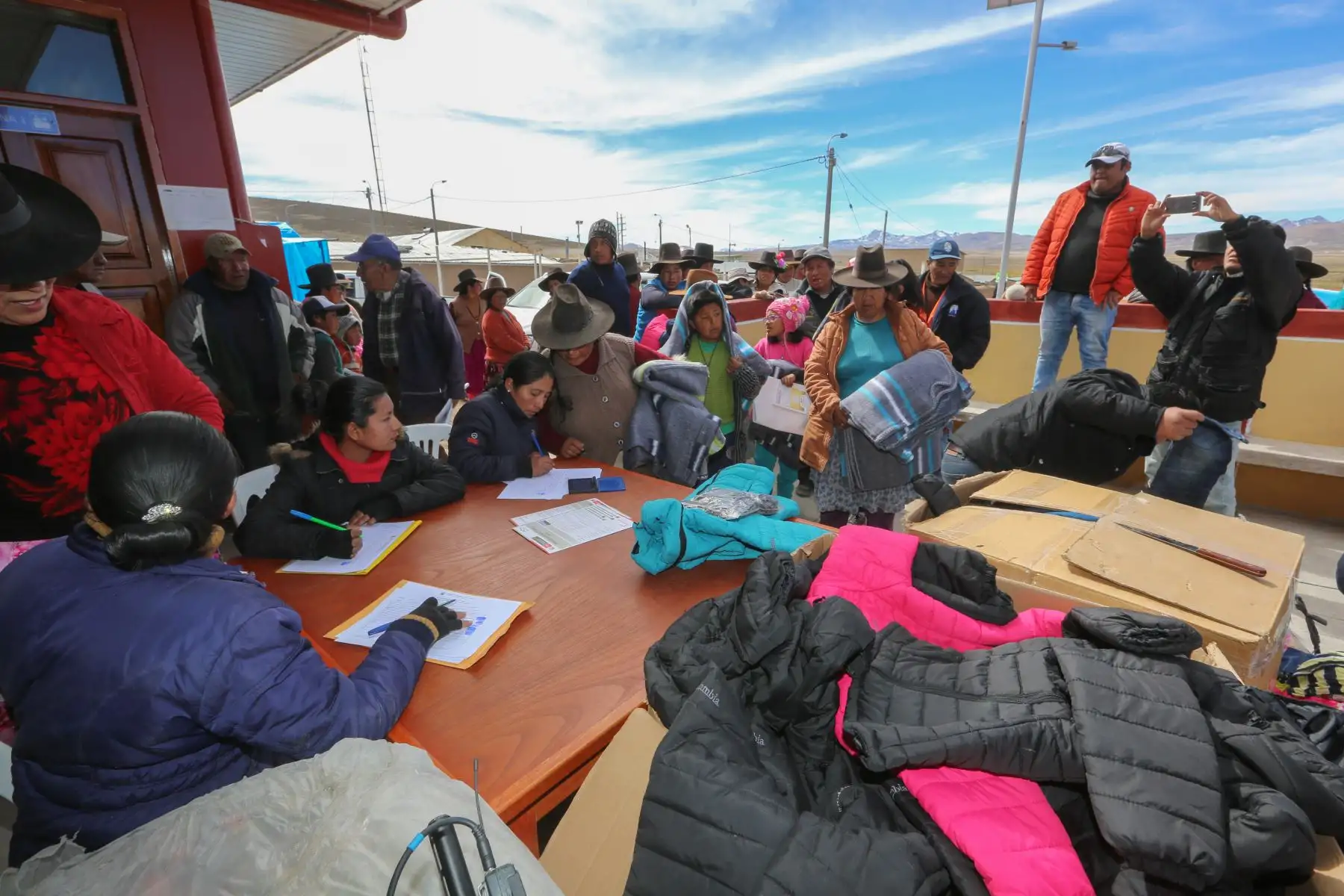 Para la atención a las poblaciones afectadas por las bajas temperaturas en total se entregaron a las regiones 1,324.79 toneladas de ayuda humanitaria entre bienes (casacas, frazadas y herramientas) y alimentos.Foto: ANDINA/Prensa Presidencia