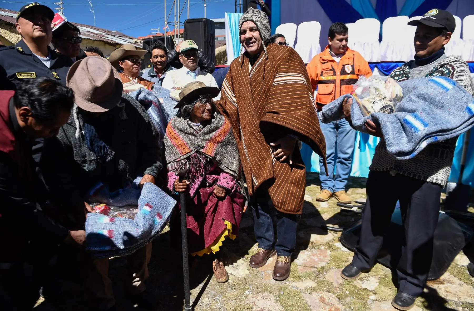 Ministro del Interior Mauro Medina llevo ayuda humanitaria a región afectada por las heladas.Foto: ANDINA/Prensa Presidencia