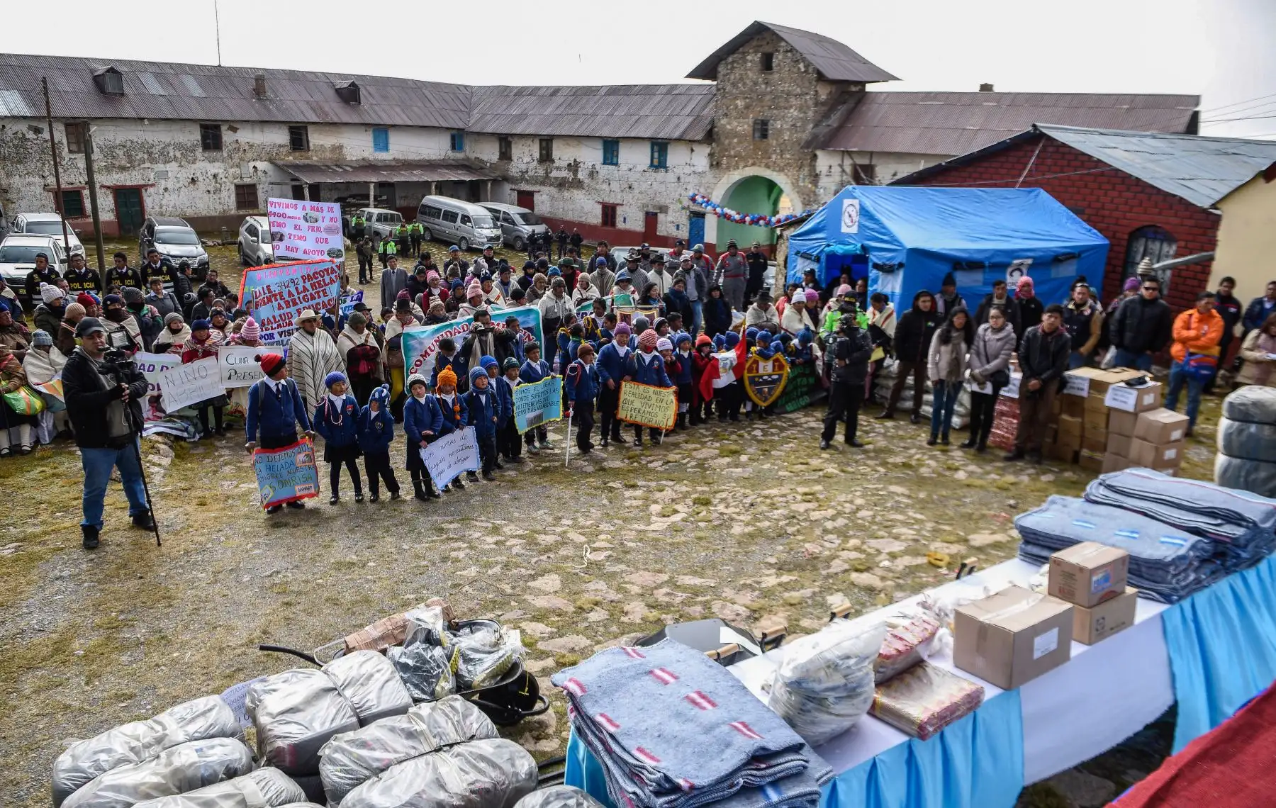 Para la atención a las poblaciones afectadas por las bajas temperaturas en total se entregaron a las regiones 1,324.79 toneladas de ayuda humanitaria entre bienes (casacas, frazadas y herramientas) y alimentos.Foto: ANDINA/Prensa Presidencia
