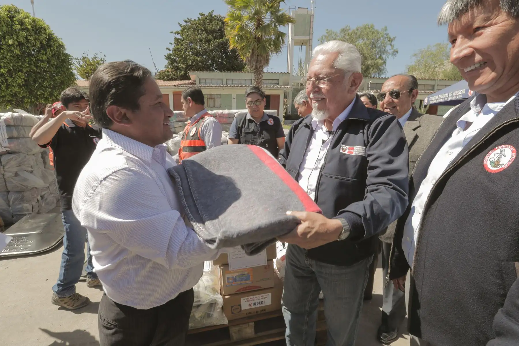Ministro de Vivienda Javier Piquè llevo ayuda humanitaria a región afectada por las heladas.Foto: ANDINA/Prensa Presidencia