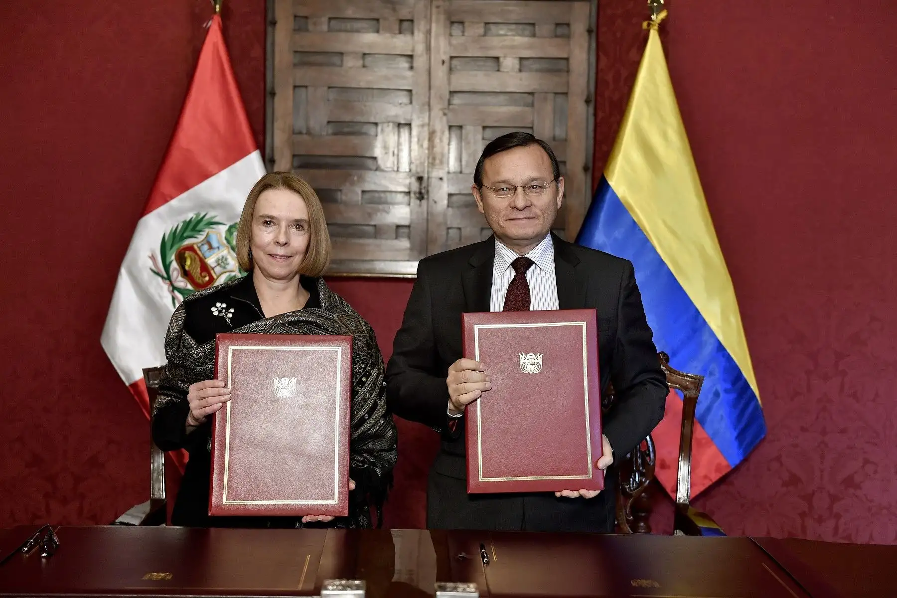 Embajadora de Colombia, Mónica Lanzetta y canciller Néstor Popolizio. Foto: Difusión.