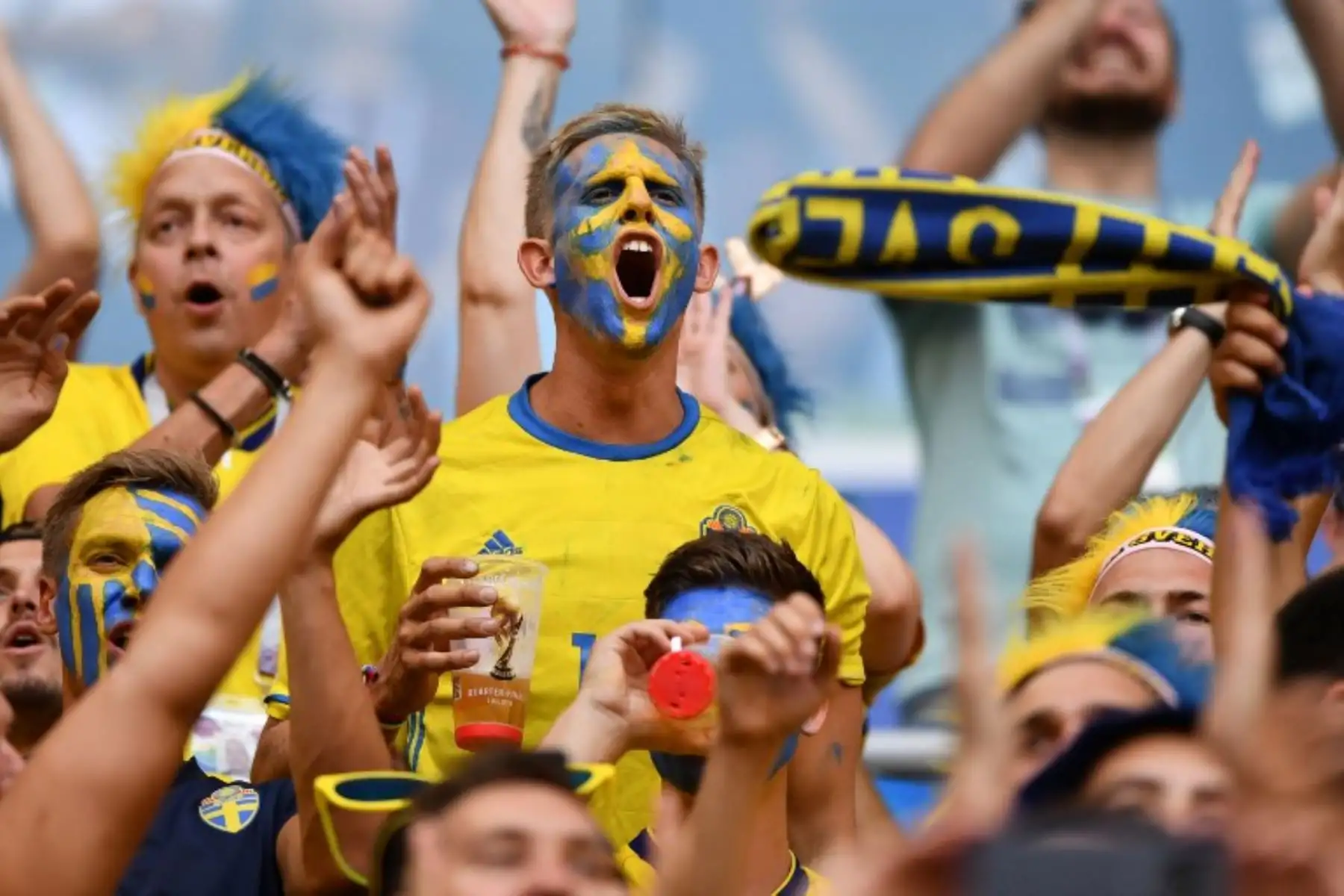Un fanático sueco aplaude antes del partido de fútbol de cuartos de final de la Copa del Mundo Rusia 2018 entre Suecia e Inglaterra.Foto.afp