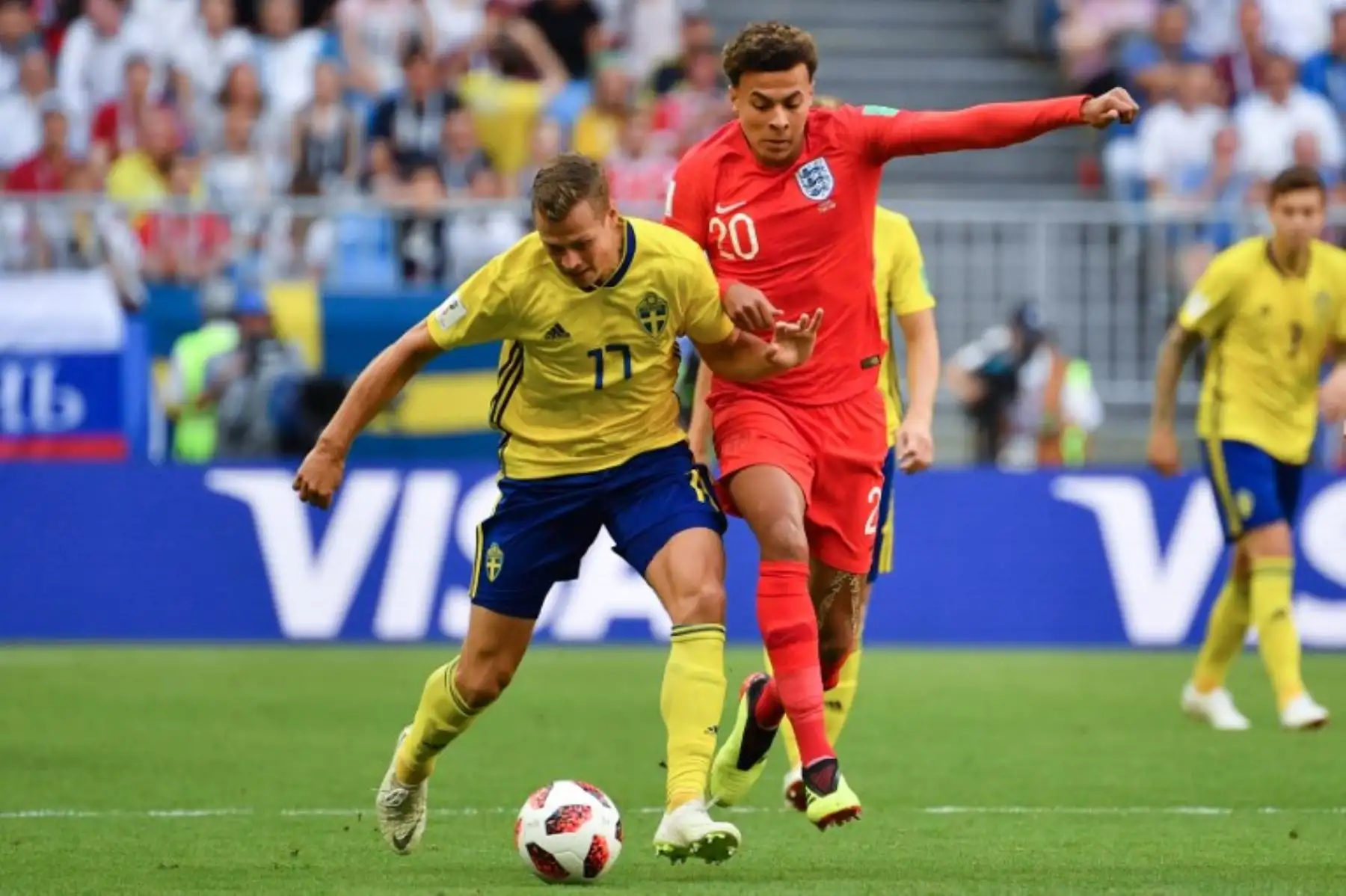 El sueco Viktor Claesson Compite con el centrocampista inglés Dele Alli durante el partido de cuartos de final de la Copa del Mundo Rusia 2018 entre Suecia e Inglaterra en el Samara Arena de Samara.Foto:AFP