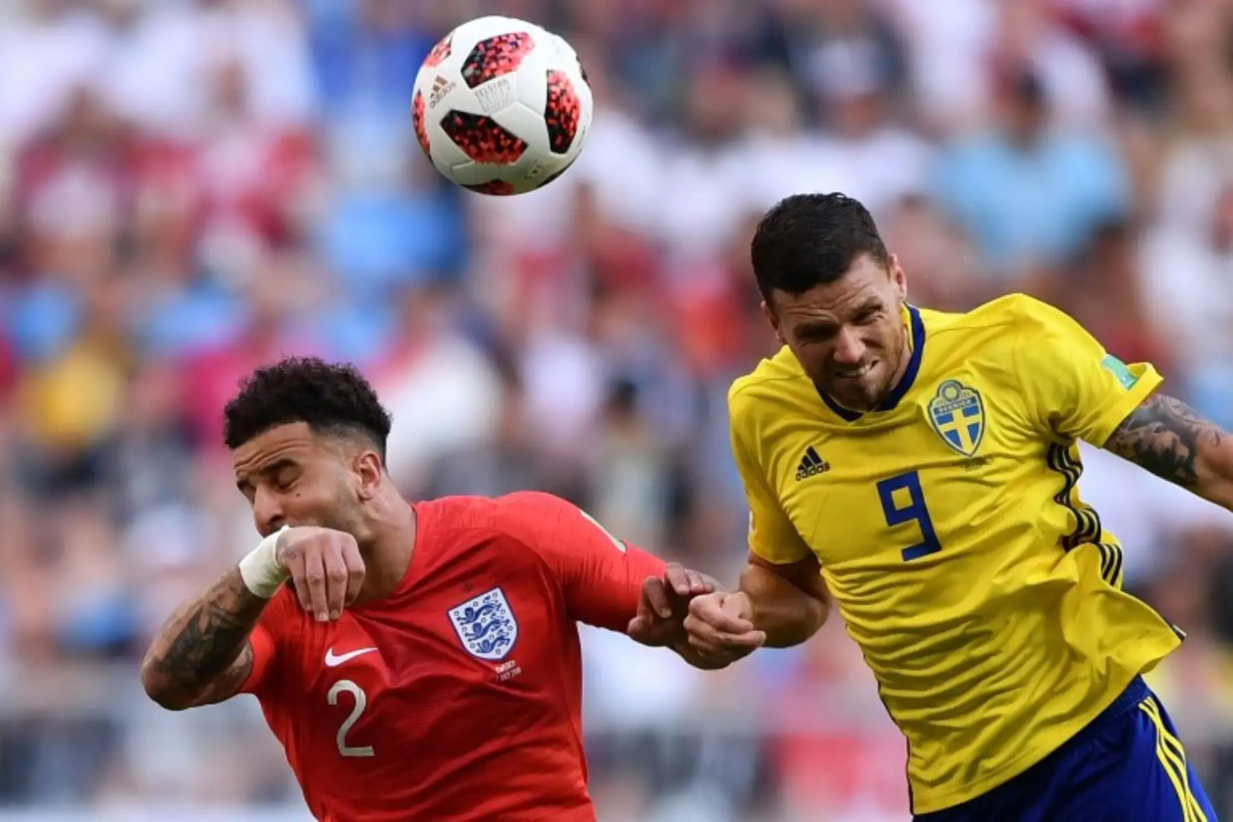 El defensor de Inglaterra Kyle Walker, encabeza la pelota con el delantero sueco Marcus Berg durante el partido de cuartos de final de la Copa del Mundo Rusia 2018.Foto:AFP