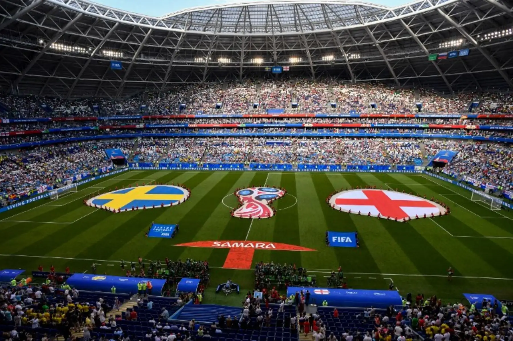 Banderas de Suecia e Inglaterra antes del partido de fútbol de cuartos de final de la Copa del Mundo Rusia 2018, en el Samara Arena en Samara. Foto.AFP