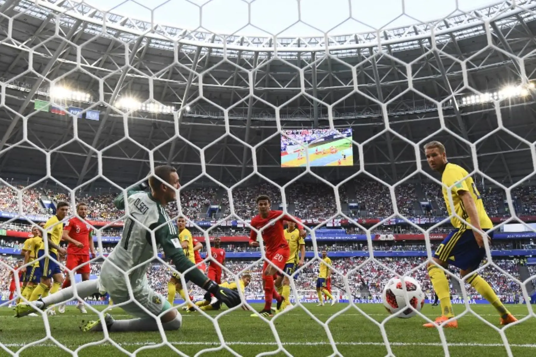 El portero sueco Robin Olsen concede un gol durante el partido de cuartos de final de la Copa Mundial Rusia 2018 entre Suecia e Inglaterra en el Samara Arena en Samara.Foto:AFP