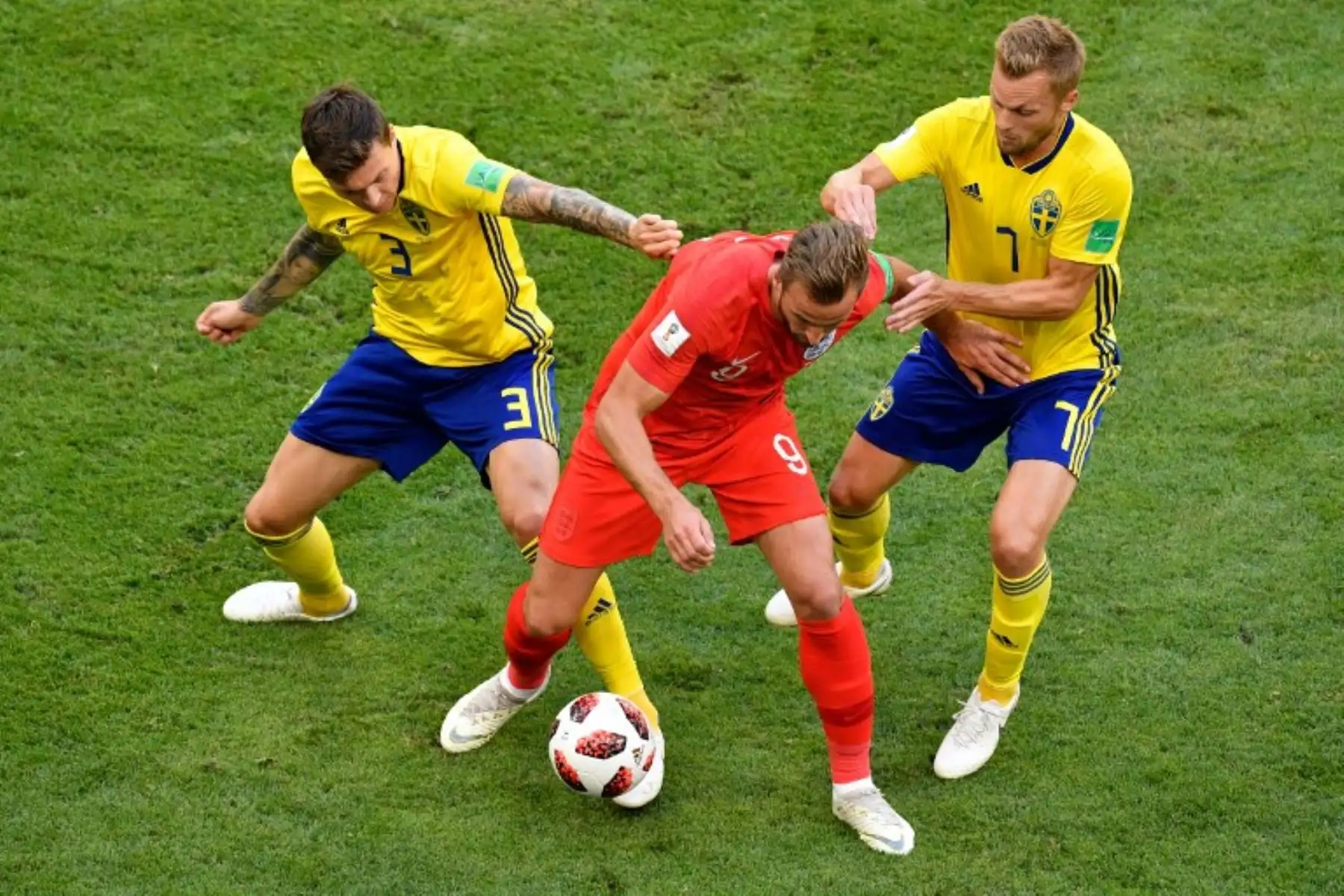 El alero de Inglaterra Harry Kane compite por el balón con el defensor sueco Victor Lindelof  y el centrocampista sueco Sebastian Larsson, durante el partido de cuartos de final de la Copa del Mundo Rusia 2018.Foto:AFP