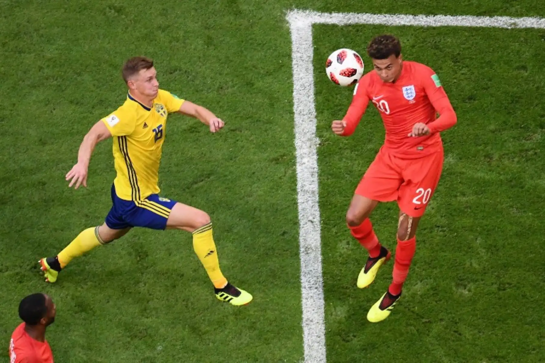 El centrocampista inglés Dele Alli encabeza el balón para marcar su segundo gol durante el partido de cuartos de final de la Copa Mundial de Rusia 2018. Foto: AFP
