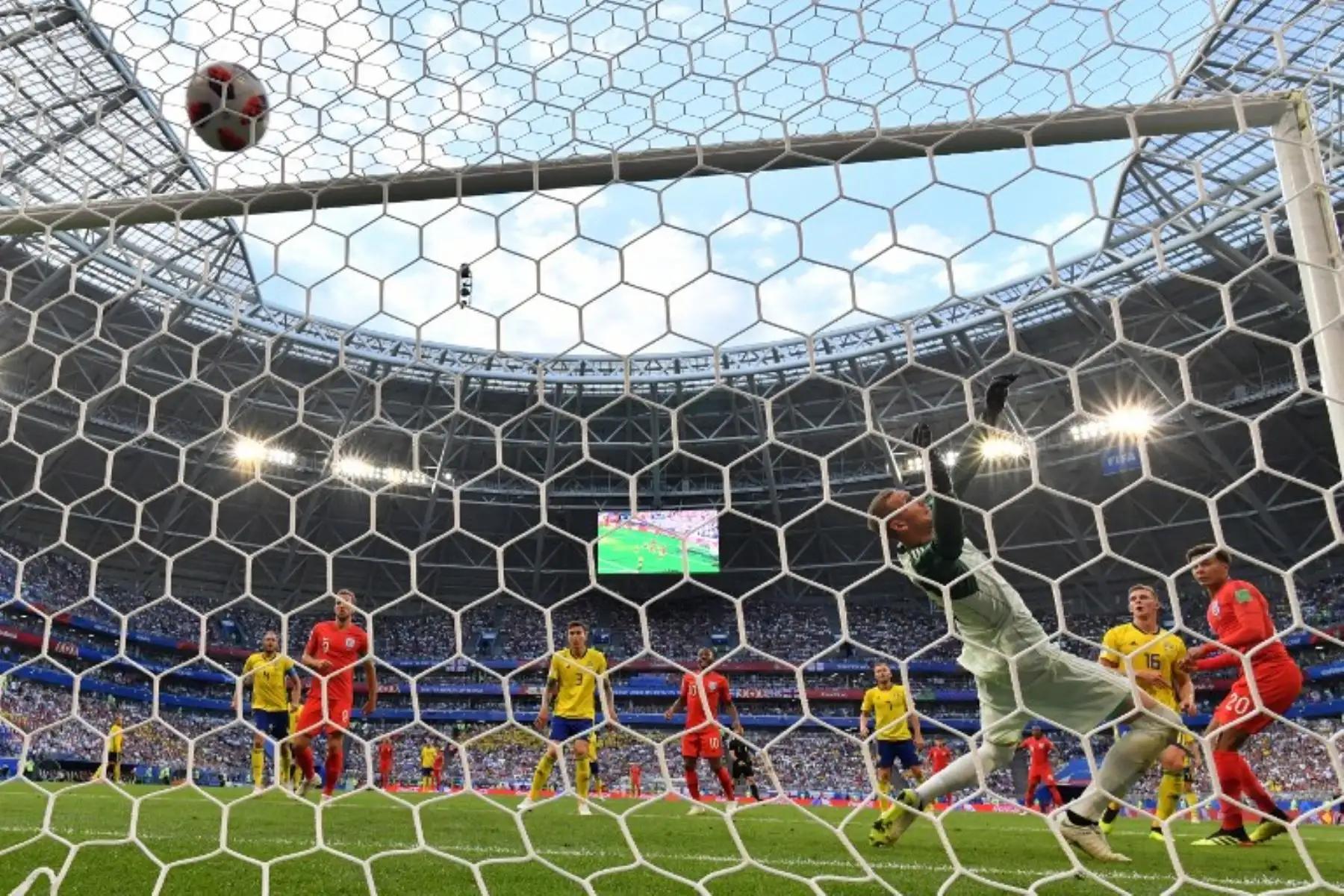 El mediocampista inglés Dele Alli  reacciona después de anotar su segundo gol, durante el partido de cuartos de final de la Copa Mundial de Rusia 2018 entre Suecia e Inglaterra en el Samara Arena en Samara Foto: AFP
