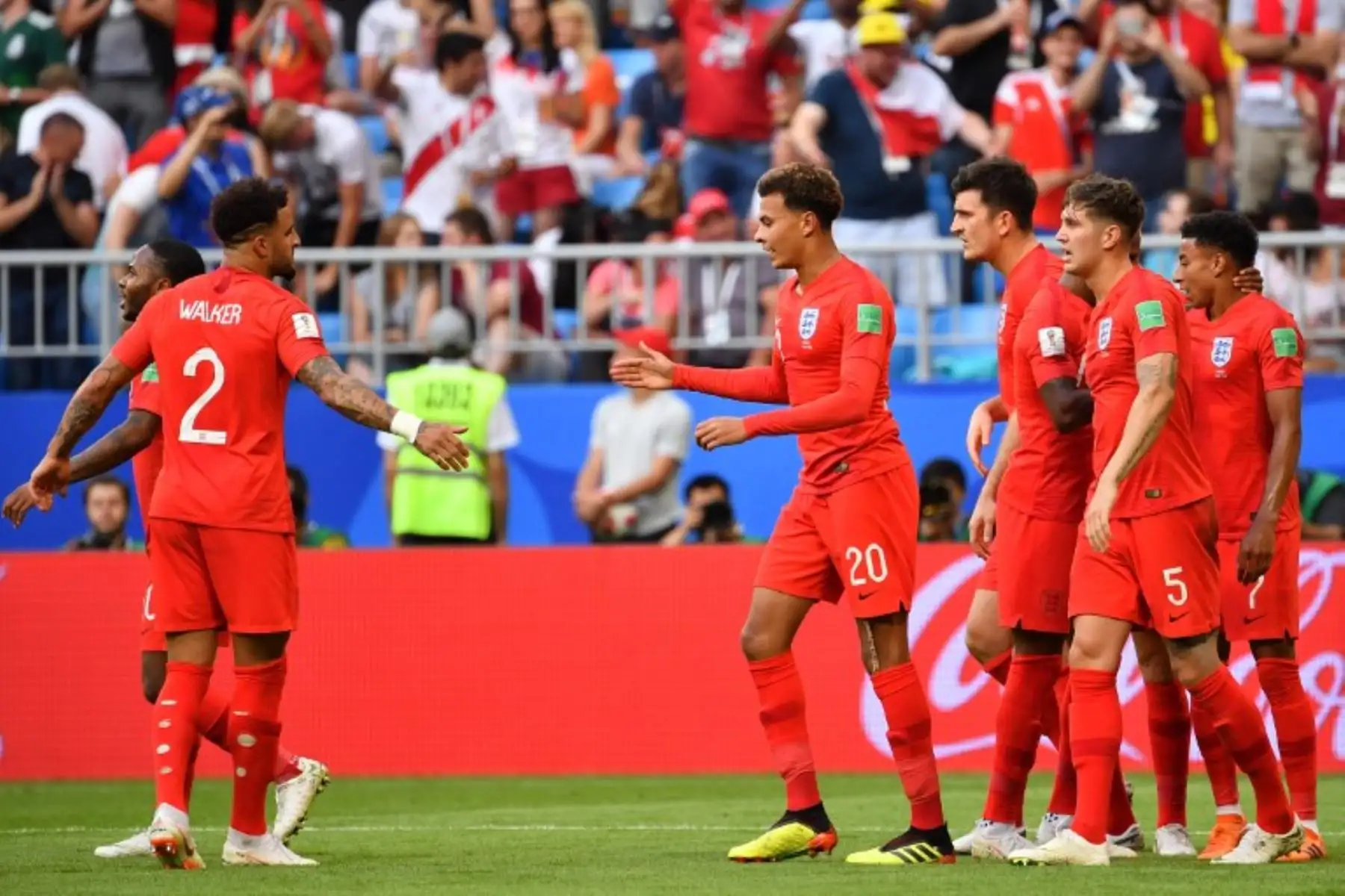 El centrocampista inglés Dele Alli celebra con sus compañeros anotando el segundo gol de su equipo durante el partido de cuartos de final de la Copa del Mundo Rusia 2018 .Foto: AFP