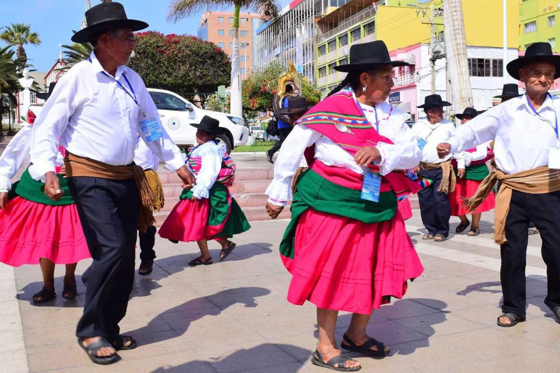 Reconocida por sus múltiples manifestaciones culturales, la región de Tacna resultó muy bien representada durante el Segundo Encuentro de Saberes Productivos Perú-Chile 2018, con la tradicional danza “La zampoñada” a cargo de las usuarias y usuarios del Programa Nacional de Asistencia Solidaria Pensión 65, del Ministerio de Desarrollo e Inclusión Social (Midis).