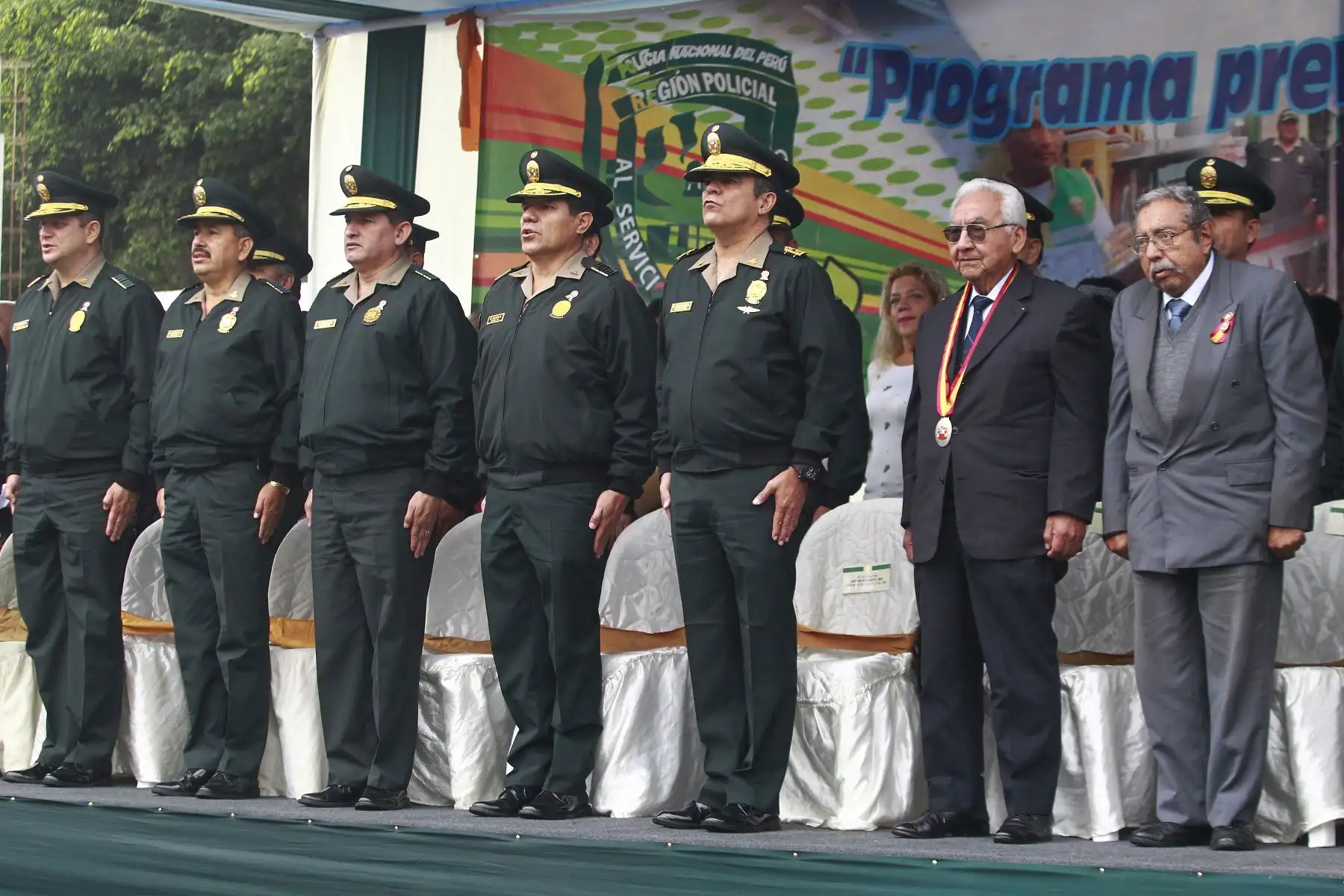 General Gastón Rodríguez, jefe de la Región Policial Lima preside la ceremonia de juramentación a más de mil integrantes del Programa Red de Cooperantes que apoyarán a la Policía Nacional en la lucha contra el delito. Foto: ANDINA/Eddy Ramos.