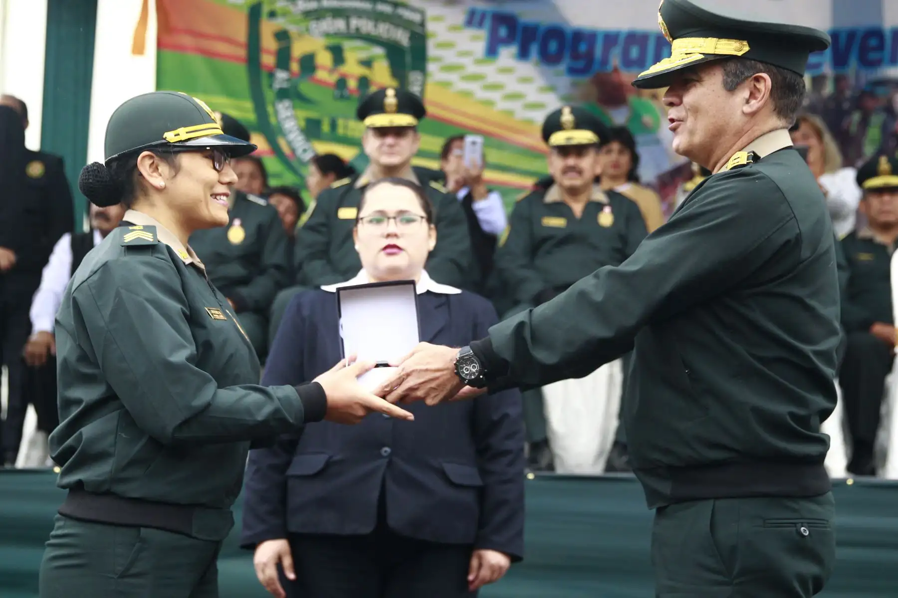 General Gastón Rodríguez, jefe de la Región Policial Lima preside la ceremonia de juramentación a más de mil integrantes del Programa Red de Cooperantes que apoyarán a la Policía Nacional en la lucha contra el delito. Foto: ANDINA/Eddy Ramos.