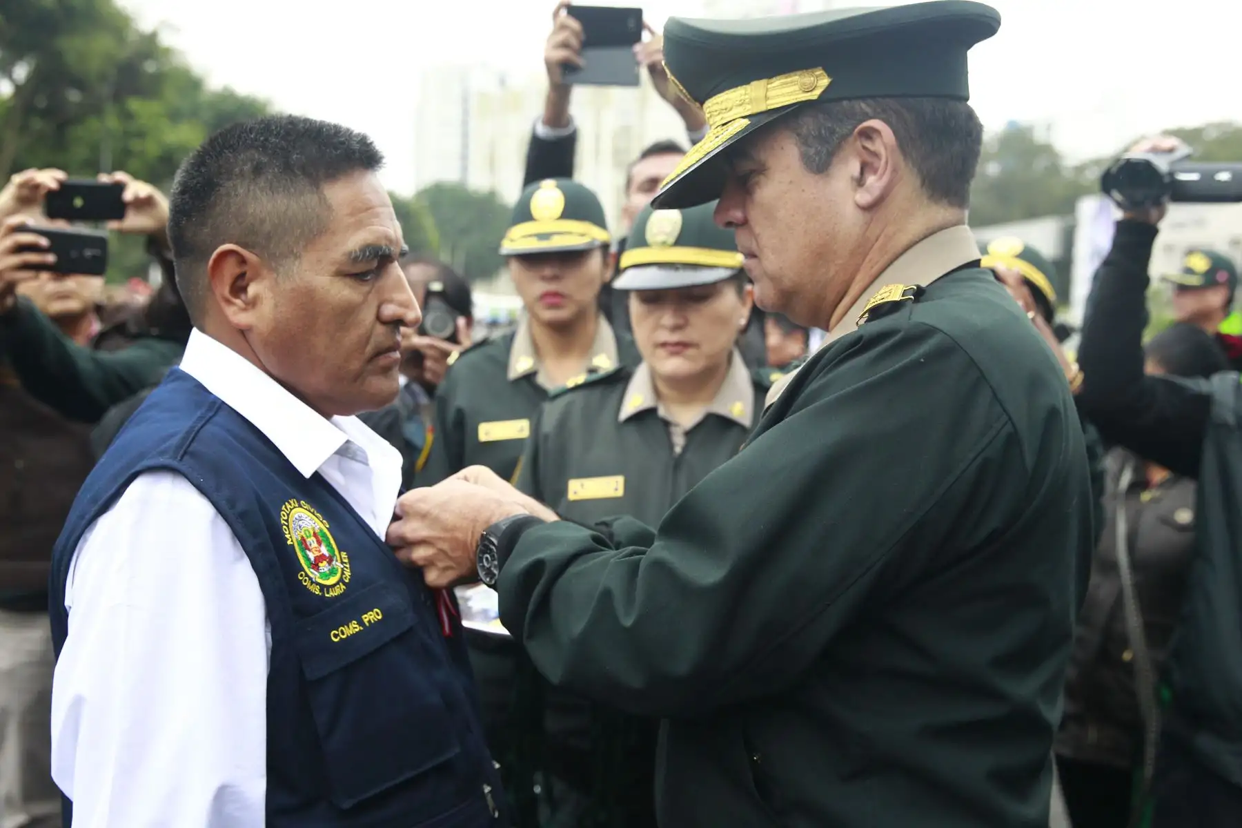 General Gastón Rodríguez, jefe de la Región Policial Lima preside la ceremonia de juramentación a más de mil integrantes del Programa Red de Cooperantes que apoyarán a la Policía Nacional en la lucha contra el delito. Foto: ANDINA/Eddy Ramos.