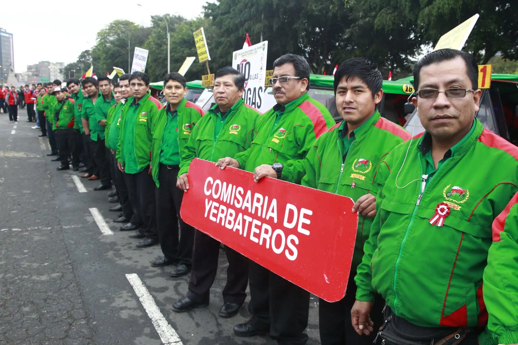 Ciudadanos y ciudadanas, entre trabajadores, mototaxistas, comerciantes, lustrabotas, etc.  juramentan como miembros del Programa Red de Cooperantes que apoyarán a la Policía Nacional en la lucha contra el delito. Foto: ANDINA/Eddy Ramos.