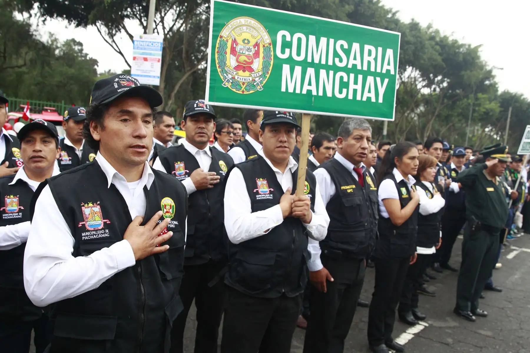 Ciudadanos y ciudadanas, entre trabajadores, mototaxistas, comerciantes, lustrabotas, etc.  juramentan como miembros del Programa Red de Cooperantes que apoyarán a la Policía Nacional en la lucha contra el delito. Foto: ANDINA/Eddy Ramos.