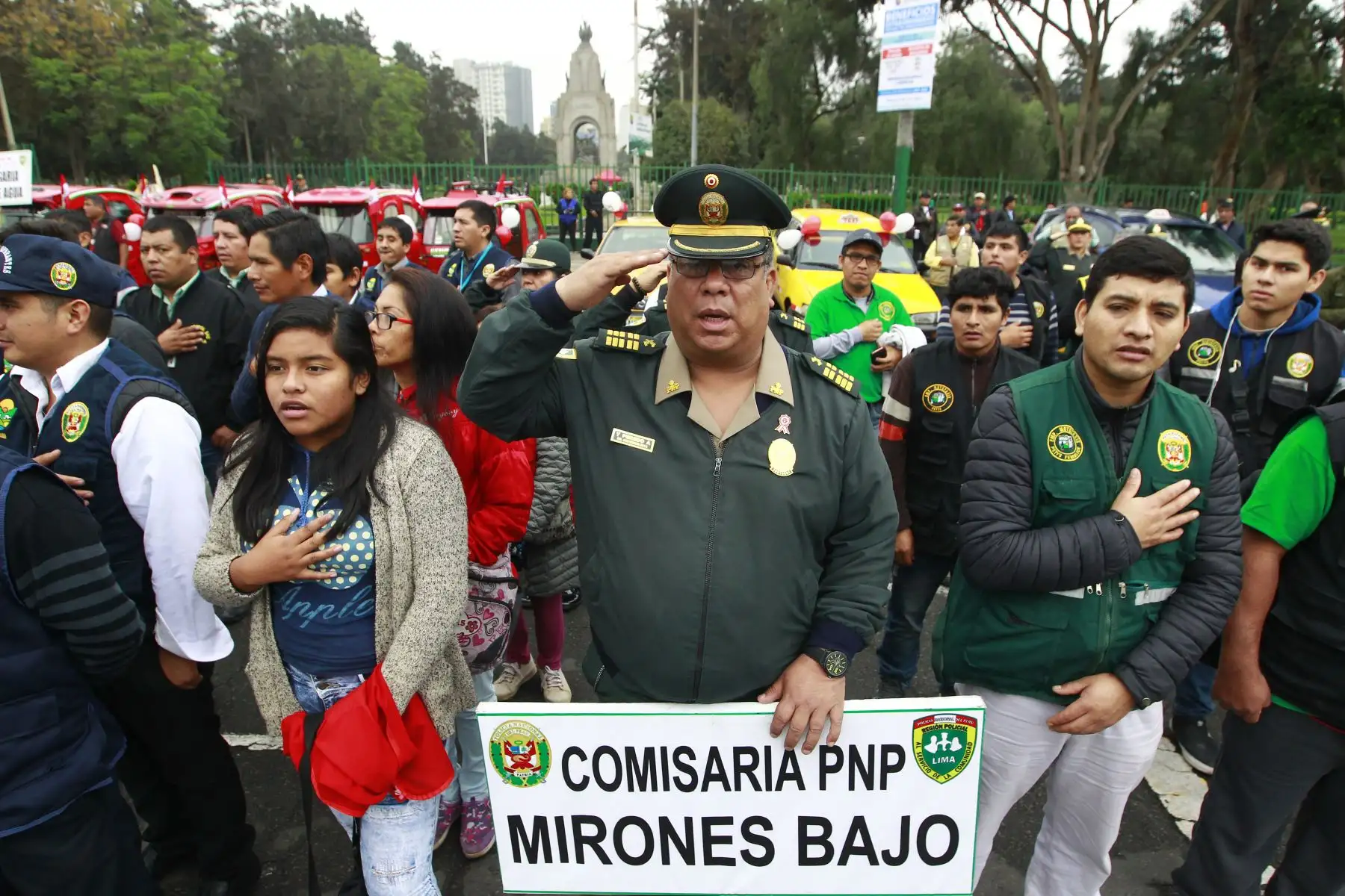 Ciudadanos y ciudadanas, entre trabajadores, mototaxistas, comerciantes, lustrabotas, etc.  juramentan como miembros del Programa Red de Cooperantes que apoyarán a la Policía Nacional en la lucha contra el delito. Foto: ANDINA/Eddy Ramos.