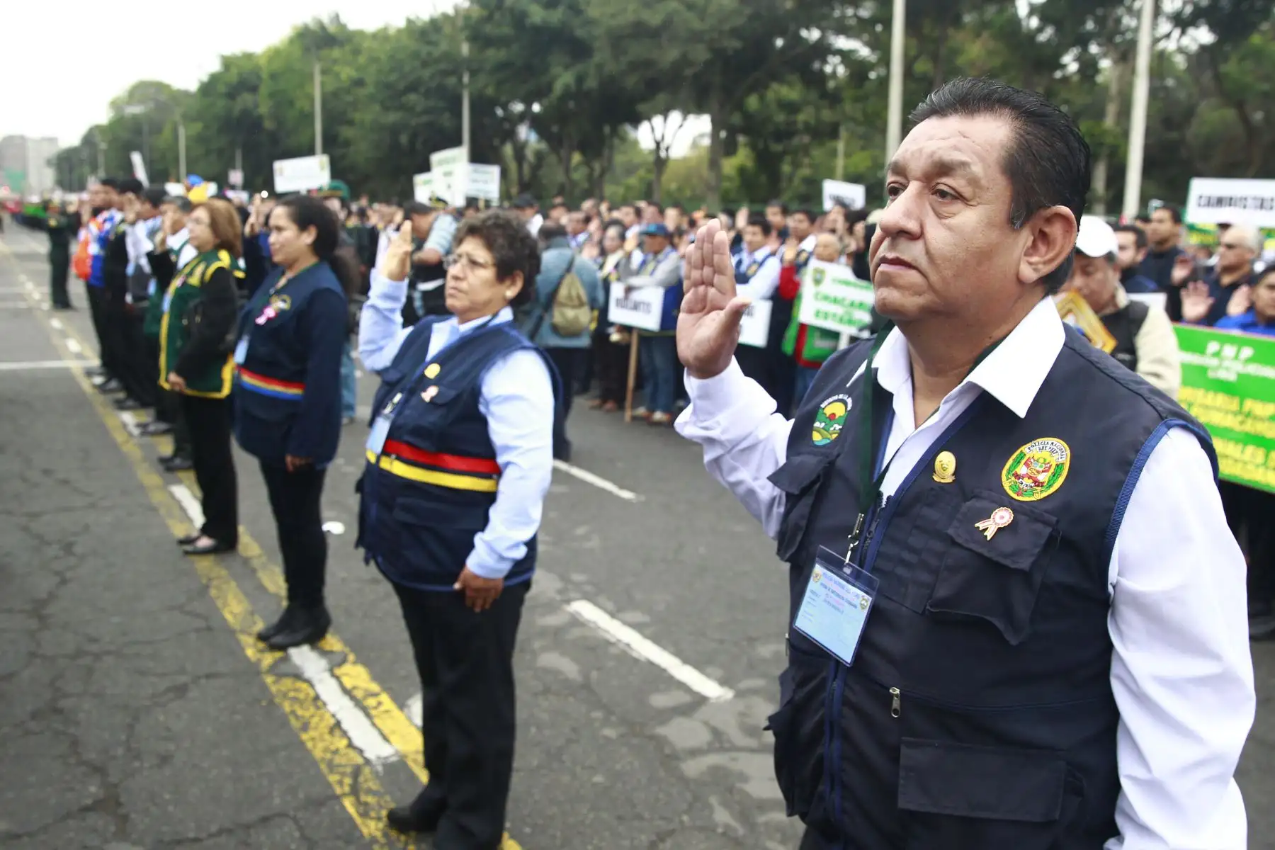 Ciudadanos y ciudadanas, entre trabajadores, mototaxistas, comerciantes, lustrabotas, etc.  juramentan como miembros del Programa Red de Cooperantes que apoyarán a la Policía Nacional en la lucha contra el delito. Foto: ANDINA/Eddy Ramos.