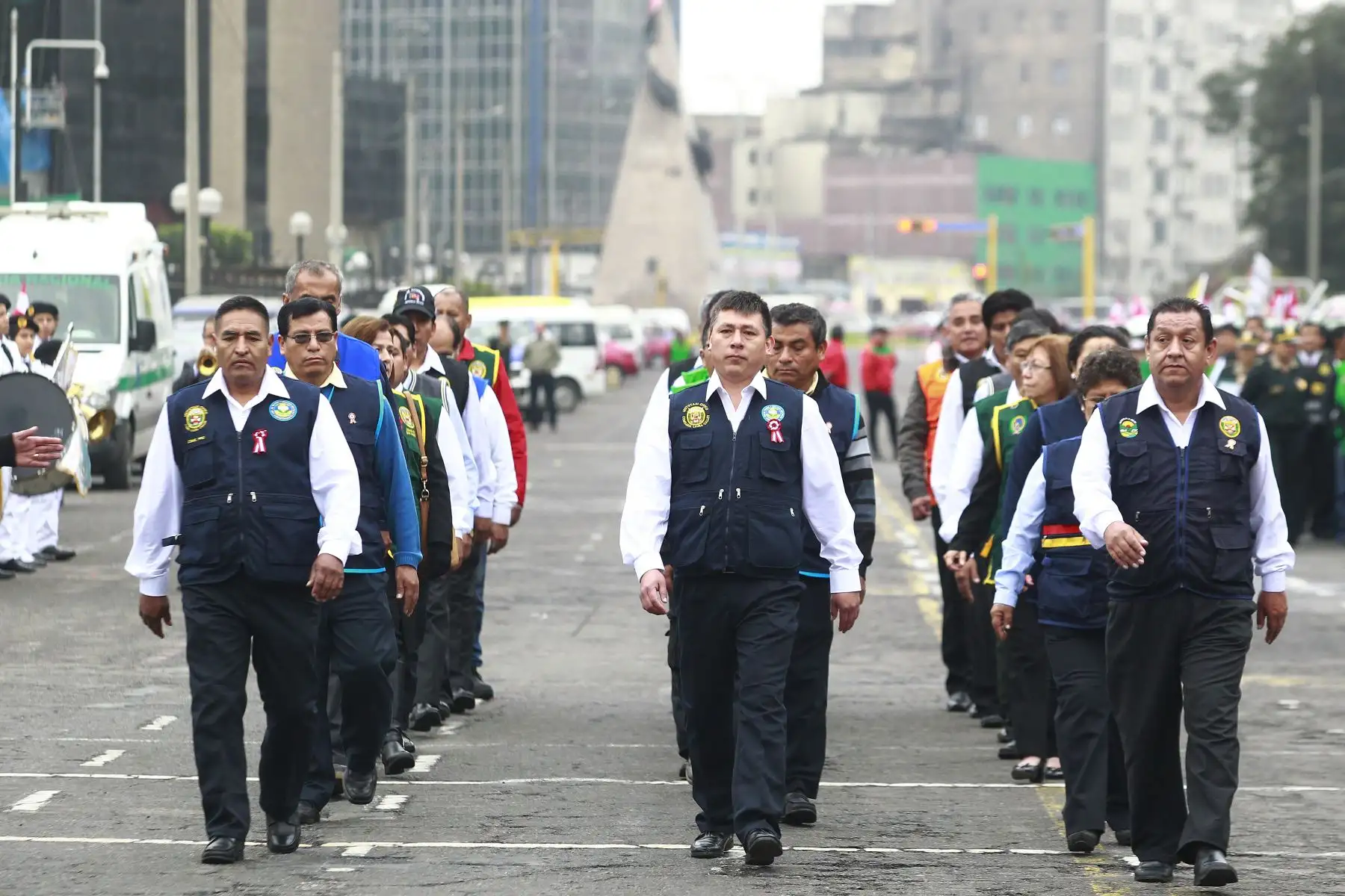 Ciudadanos y ciudadanas, entre trabajadores, mototaxistas, comerciantes, lustrabotas, etc.  juramentan como miembros del Programa Red de Cooperantes que apoyarán a la Policía Nacional en la lucha contra el delito. Foto: ANDINA/Eddy Ramos.