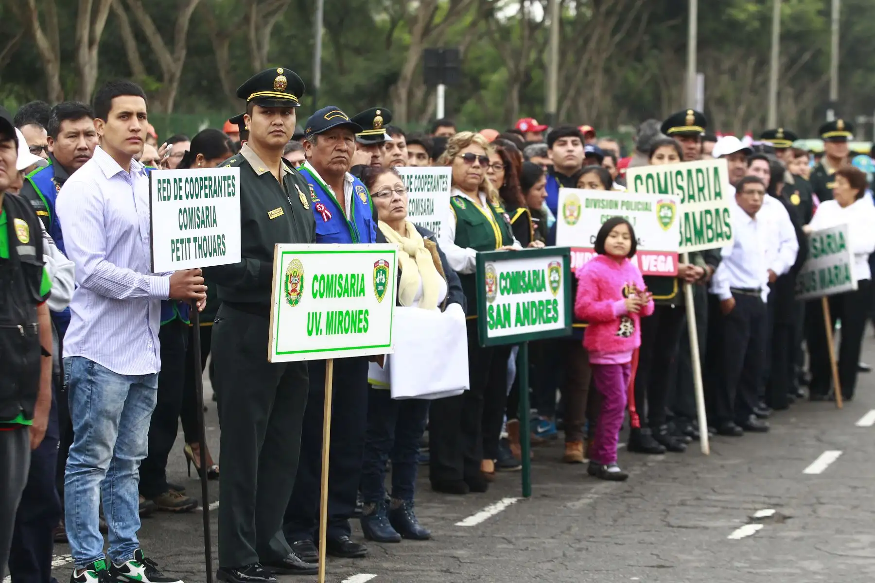 Ciudadanos y ciudadanas, entre trabajadores, mototaxistas, comerciantes, lustrabotas, etc.  juramentan como miembros del Programa Red de Cooperantes que apoyarán a la Policía Nacional en la lucha contra el delito. Foto: ANDINA/Eddy Ramos.